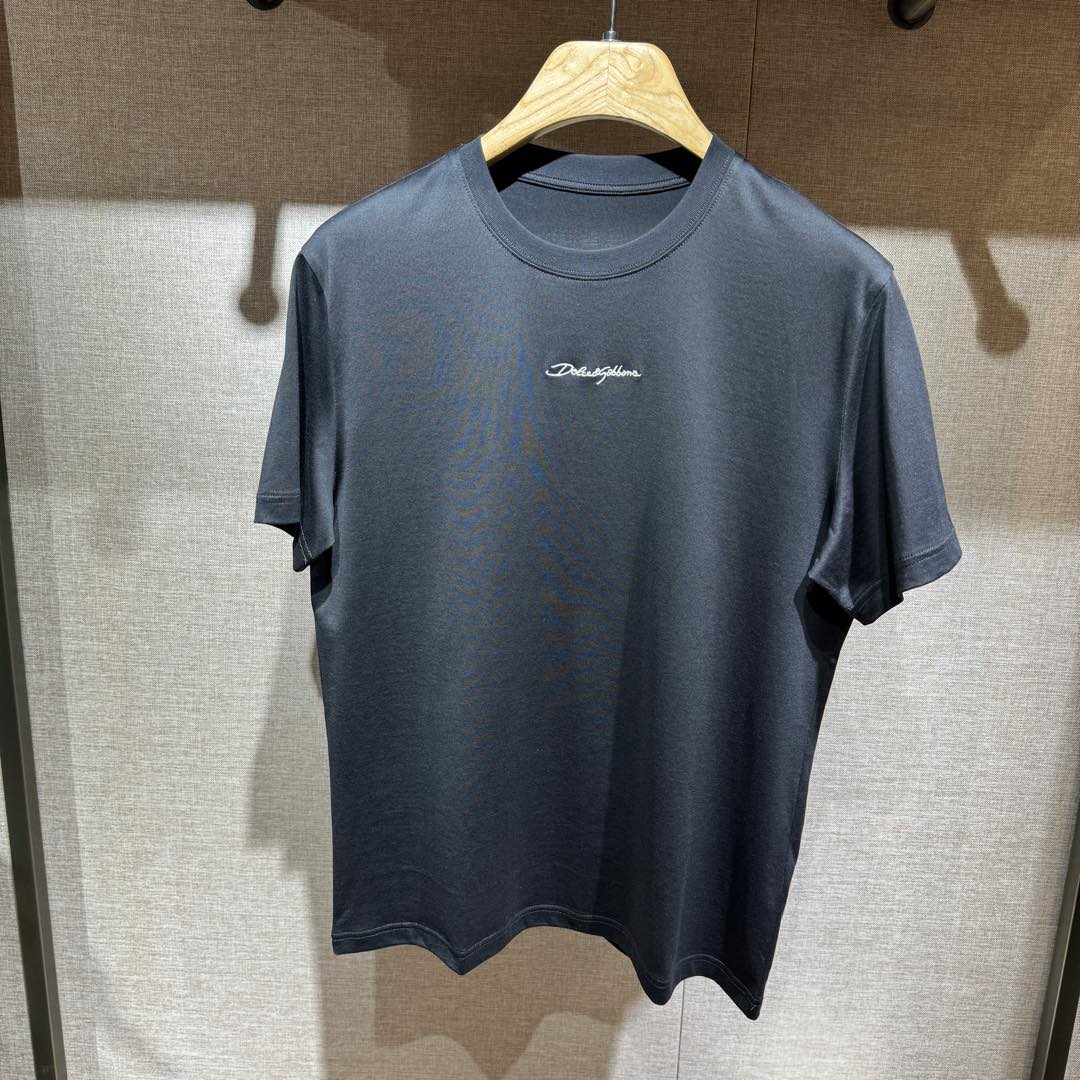 NO:130228,Refill order, new products, DG embroidered details, full cotton short-sleeved T-shirt. The woven cotton fabric has good texture and the fabric is comfortable and skin-friendly. Color: black, white. Size: S-M-L-XL-XXL., Dolce&Gabbana, T-shirt, tees, t-shirt, alexander wang19860909补单回货 上新,DG刺绣细节全棉短袖T恤.订织全棉面料质感好,面料舒适亲肤.颜色:黑,白色.尺码:S-M-L-XL-XXL.,,Dolce&Gabbana,T-shirt,tees，t-shirt,alexander wang,Men's clothing