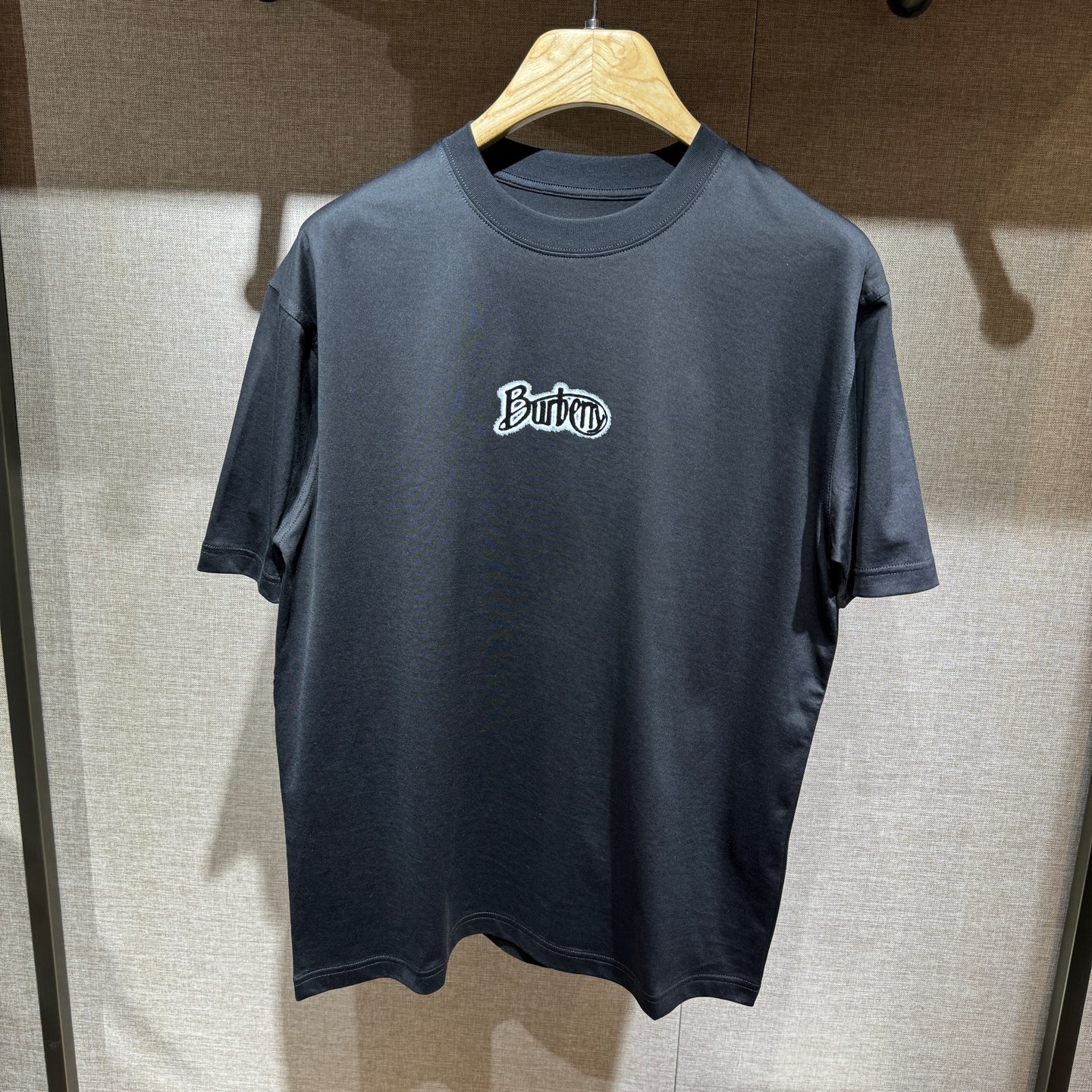 NO:130229,New, loose-fitting BBR printed details cotton short-sleeved T-shirt. The woven cotton fabric has good texture and the fabric is comfortable and skin-friendly. Color: black, white. Size: S-M-L-XL., T-shirt,tees, t-shirt, alexander wang19860909上新,宽松版型BBR印花细节全棉短袖T恤.订织全棉面料质感好,面料舒适亲肤.颜色:黑,白色.尺码:S-M-L-XL.,,T-shirt,tees，t-shirt,alexander wang,Men's clothing