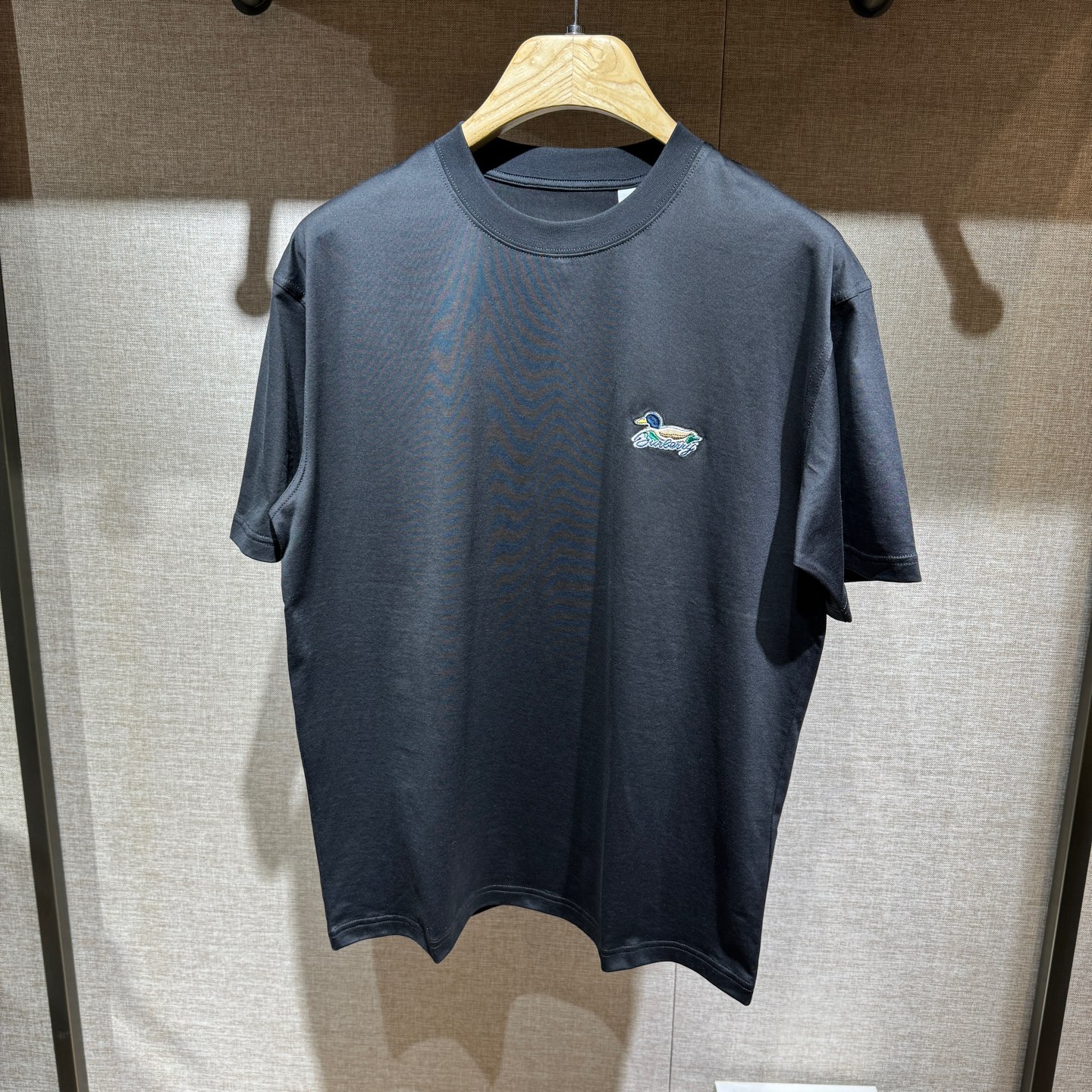 NO:130231,New, loose-fitting BBR embroidered details cotton short-sleeved T-shirt. The woven cotton fabric has good texture and the fabric is comfortable and skin-friendly. Color: black, white. Size: S-M-L-XL., T-shirt,tees, t-shirt, alexander wang19860909上新,宽松版型BBR刺绣细节全棉短袖T恤.订织全棉面料质感好,面料舒适亲肤.颜色:黑,白色.尺码:S-M-L-XL.,,T-shirt,tees，t-shirt,alexander wang,Men's clothing