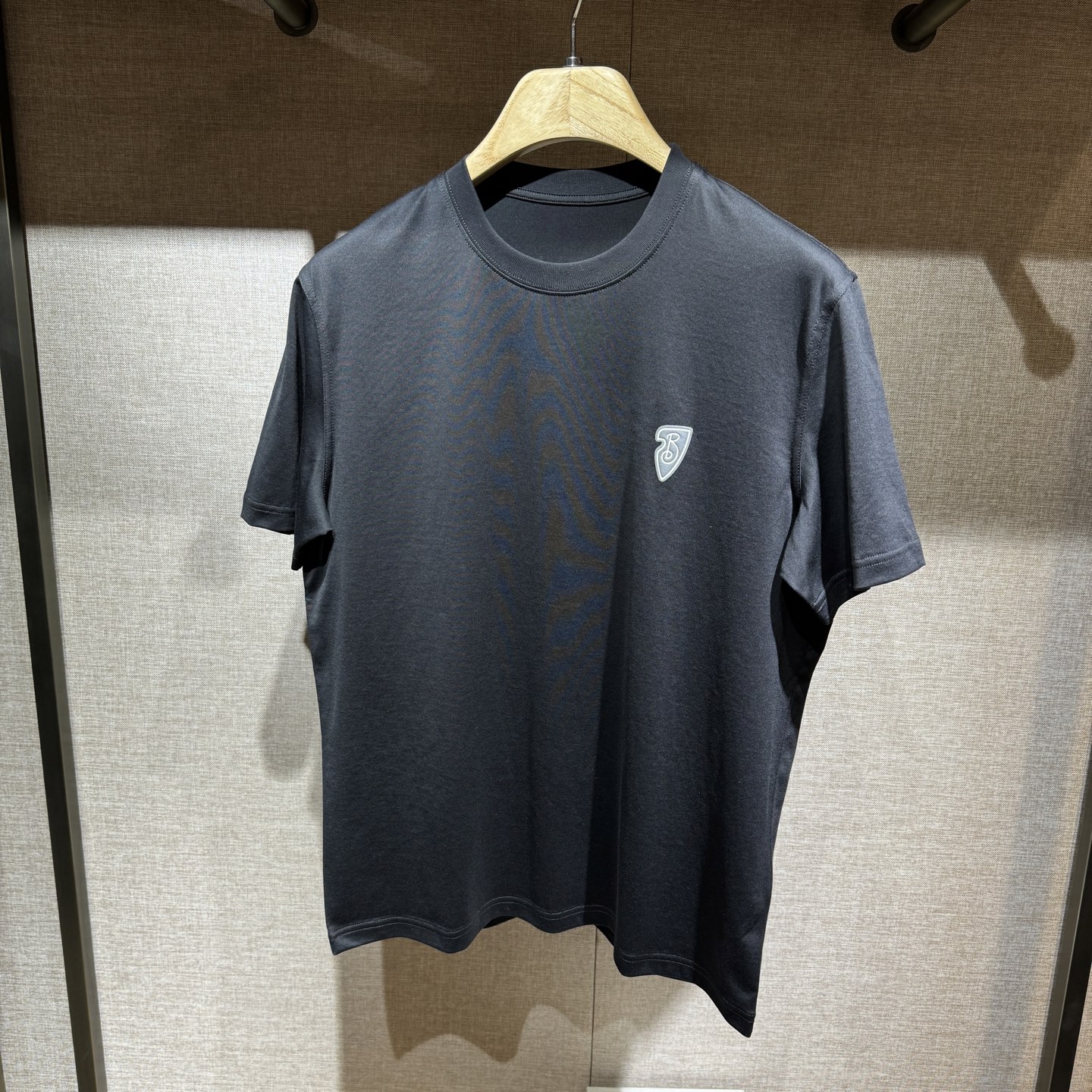 NO:123287,New, BBR logo printed details cotton short-sleeved T-shirt. The styling cotton fabric has good texture and the fabric is comfortable and skin-friendly. Color: black and white. Size: S-M-L-XL-XXL., T-shirt,tees, t-shirt, alexander wang19860909上新,BBR标识印花细节全棉短袖T恤.订织全棉面料质感好,面料舒适亲肤.颜色:黑,白色.尺码:S-M-L-XL-XXL.,,T-shirt,tees，t-shirt,alexander wang,Men's clothing