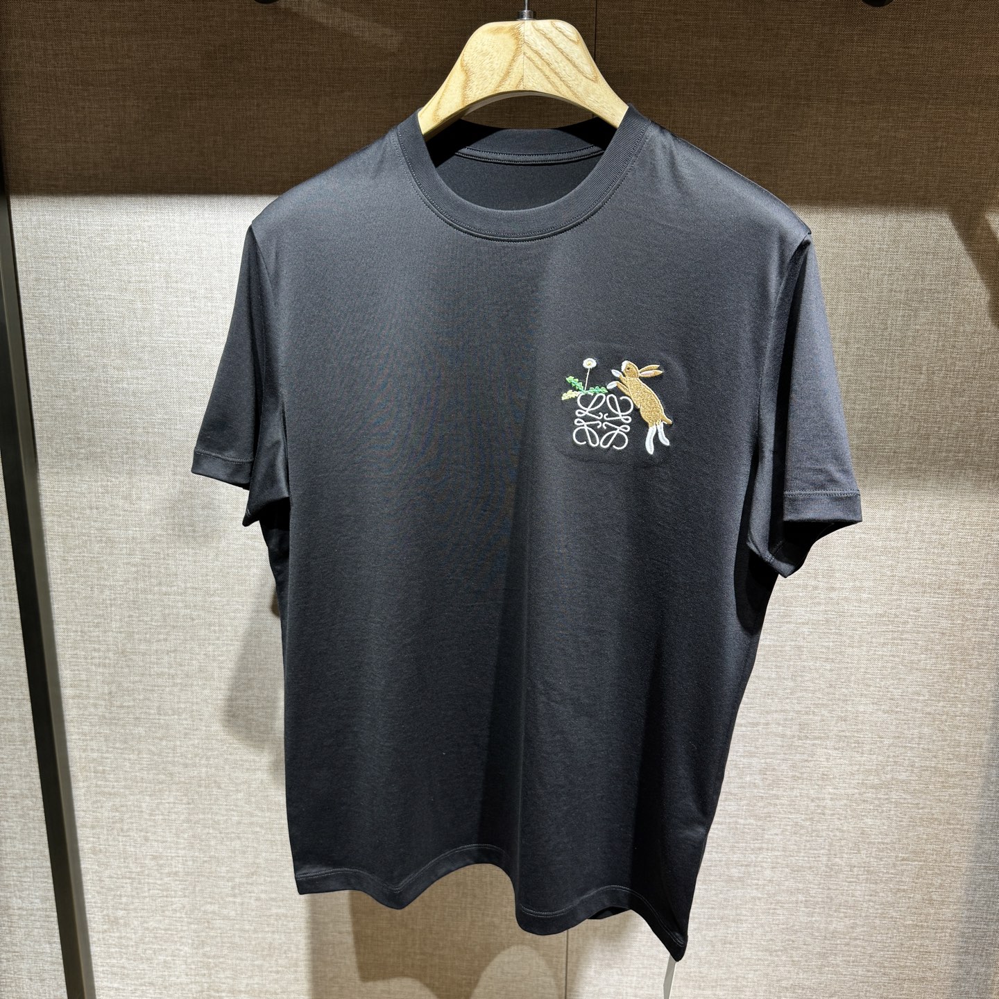 NO:123284,New, L#ewe logo embroidered details cotton T-shirt. Ordered cotton fabric has good texture and the fabric is comfortable and skin-friendly. Color: black, white. Size: S-M-L-XL-XXL., tees, t-shirt, alexander wang19860909上新,L#ewe标识刺绣细节棉质T恤衫.订织全棉面料质感好,面料舒适亲肤.颜色:黑,白色.尺码:S-M-L-XL-XXL.,,tees，t-shirt,alexander wang,Men's clothing