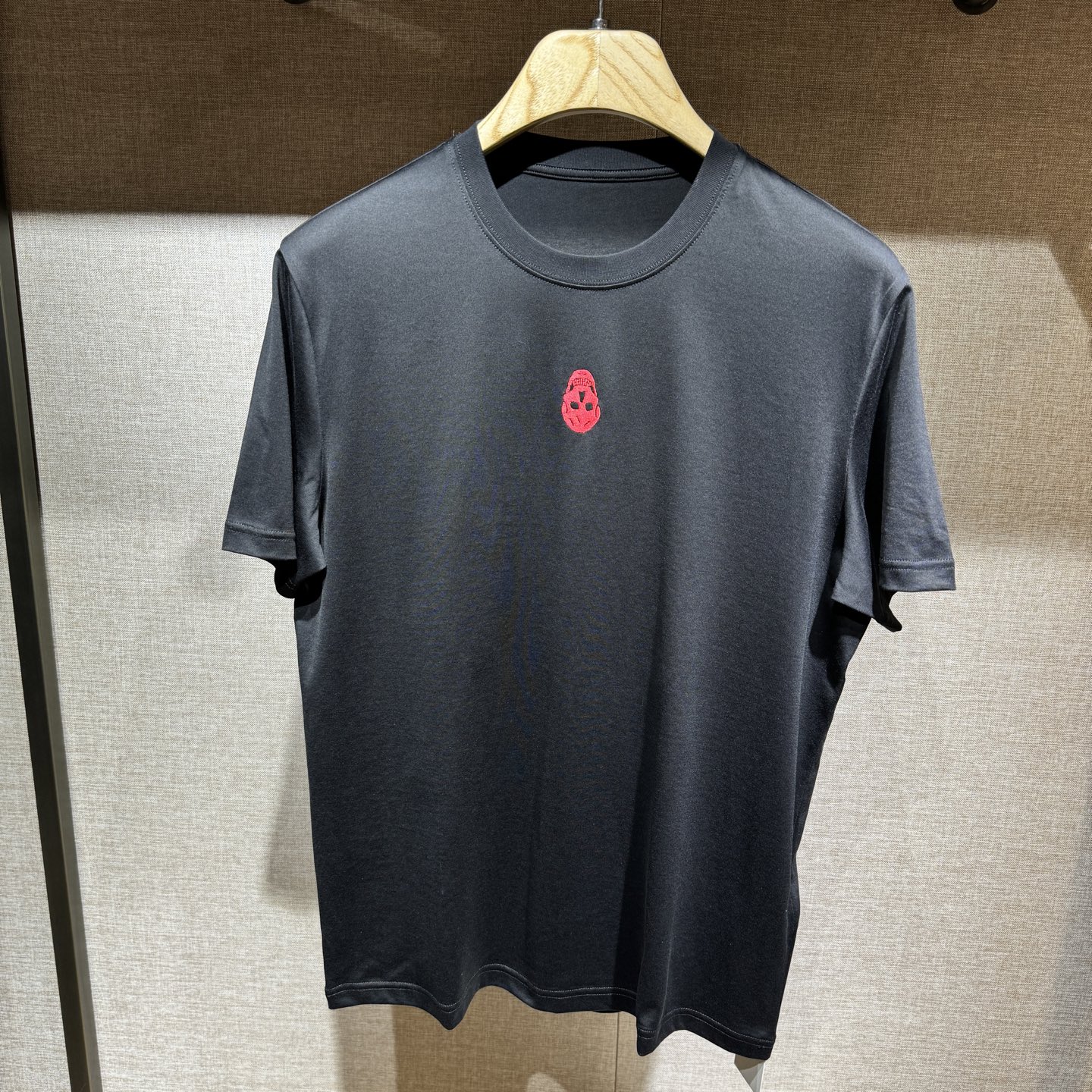 NO:130235,New, McQueen MCQ logo embroidery details cotton short-sleeved T-shirt. The styling cotton fabric has good texture and the fabric is comfortable and skin-friendly. Color: black, white. Size: S-M-L-XL-XXL., alexander mcqueen, T-shirt, tees, t-shirt, alexander wang19860909上新,麦昆MCQ标识刺绣细节全棉短袖T恤.订织全棉面料质感好,面料舒适亲肤.颜色:黑,白色.尺码:S-M-L-XL-XXL.,,alexander mcqueen,T-shirt,tees，t-shirt,alexander wang,Men's clothing