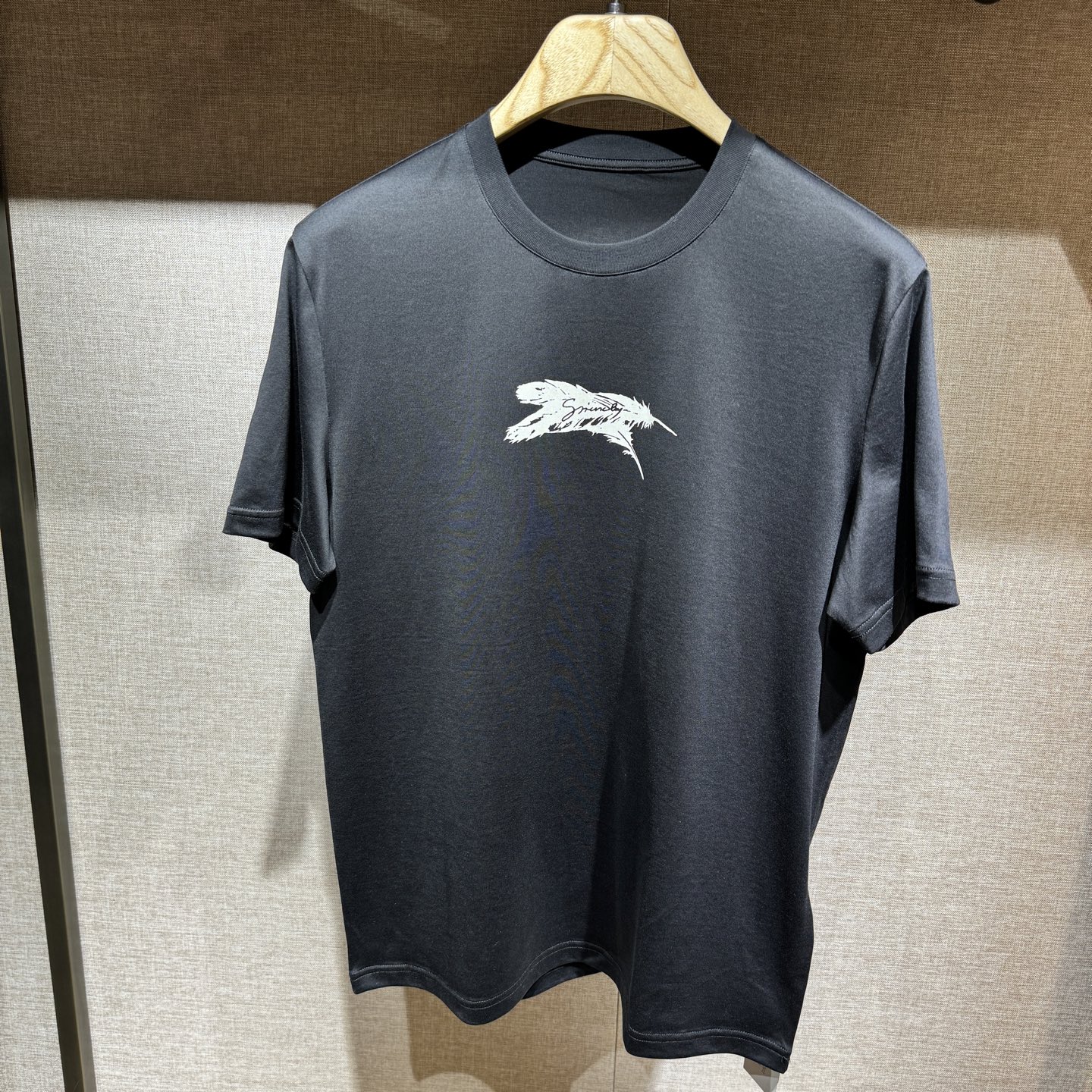 NO:130238,New, GV Jifanxi printed details cotton short-sleeved T-shirt. The woven cotton fabric has good texture and the fabric is comfortable and skin-friendly. Color: black and white. Size: S-M-L-XL-XXL., T-shirt,tees, t-shirt, alexander wang19860909上新,GV己凡希印花细节全棉短袖T恤.订织全棉面料质感好,面料舒适亲肤.颜色:黑,白色.尺码:S-M-L-XL-XXL.,,T-shirt,tees，t-shirt,alexander wang,Men's clothing