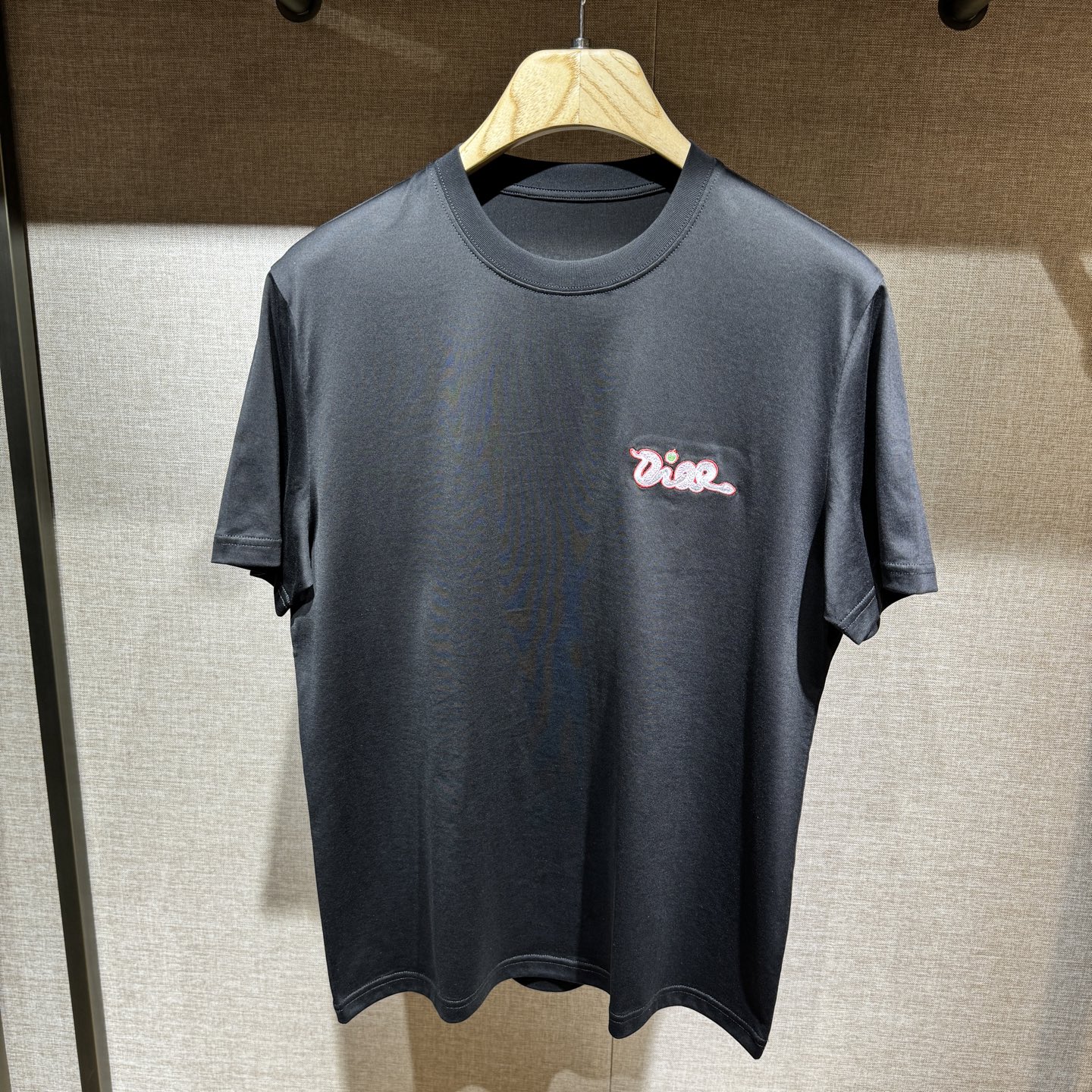 NO:130240,New, D#or embroidered details, all cotton short-sleeved T-shirt. The woven all cotton fabric has a good texture and the fabric is comfortable and skin-friendly. Color: black, white. Size: S-M-L-XL-XXL., T-shirt,tees, t-shirt, alexander wang19860909上新,D#or刺绣细节全棉短袖T恤.订织全棉面料质感好,面料舒适亲肤.颜色:黑,白色.尺码:S-M-L-XL-XXL.,,T-shirt,tees，t-shirt,alexander wang,Men's clothing