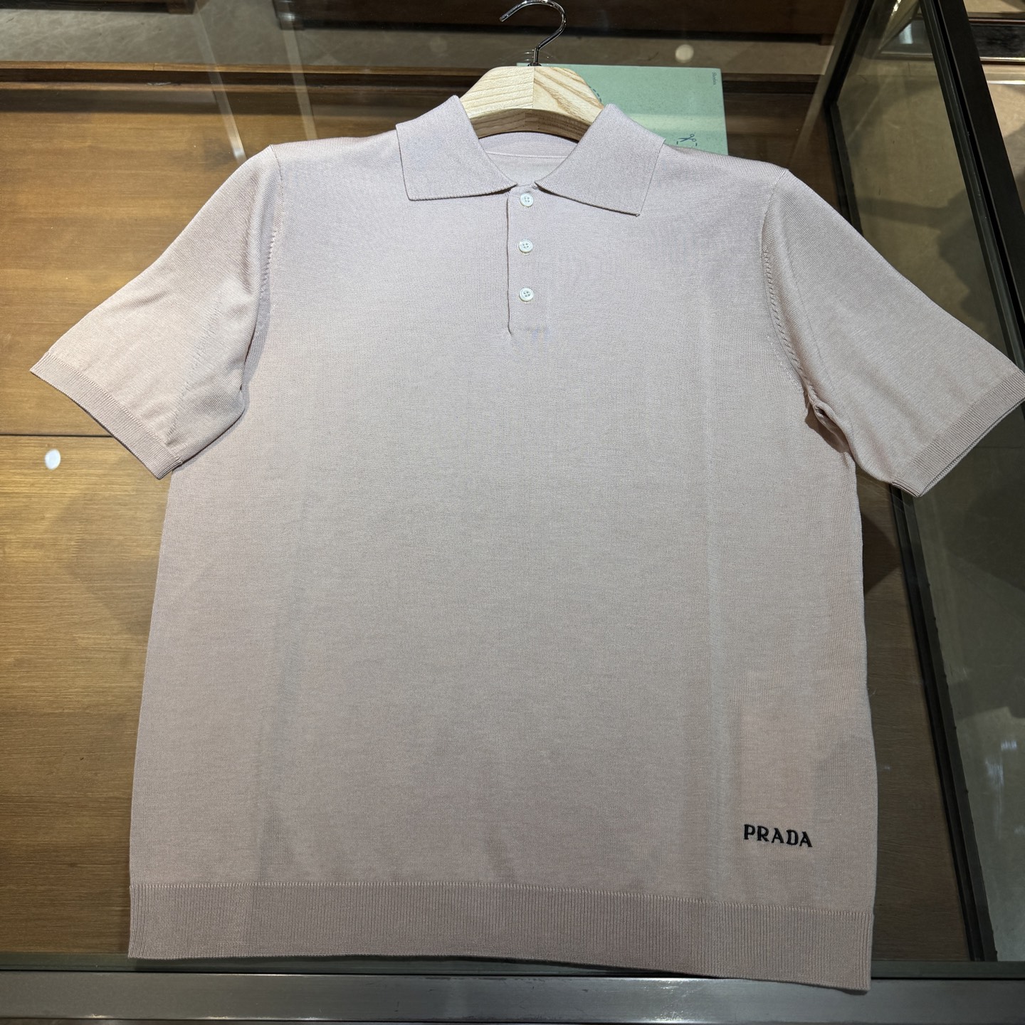 新，高端品P#ada标识刺绣细节针织翻领，羊毛混纺面料质感...