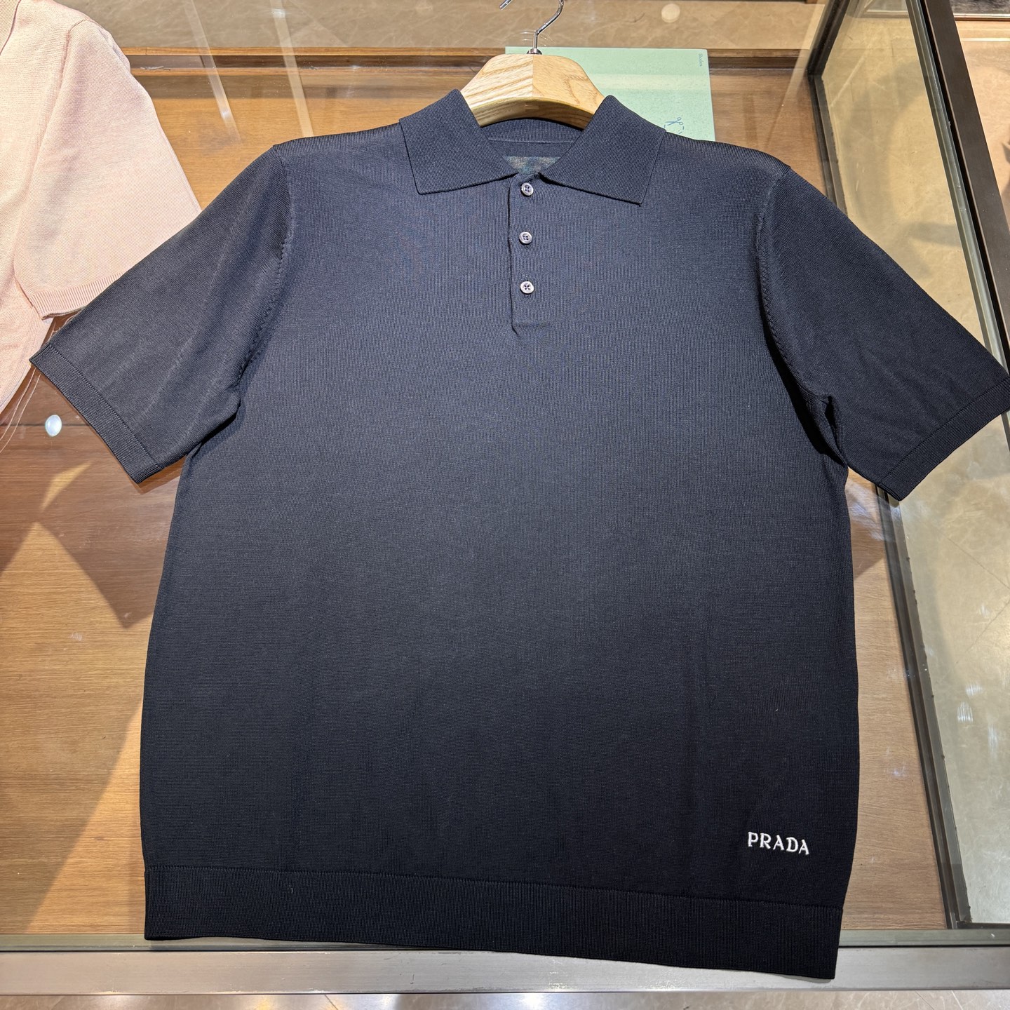 新，高端品P#ada标识刺绣细节针织翻领，羊毛混纺面料质感...