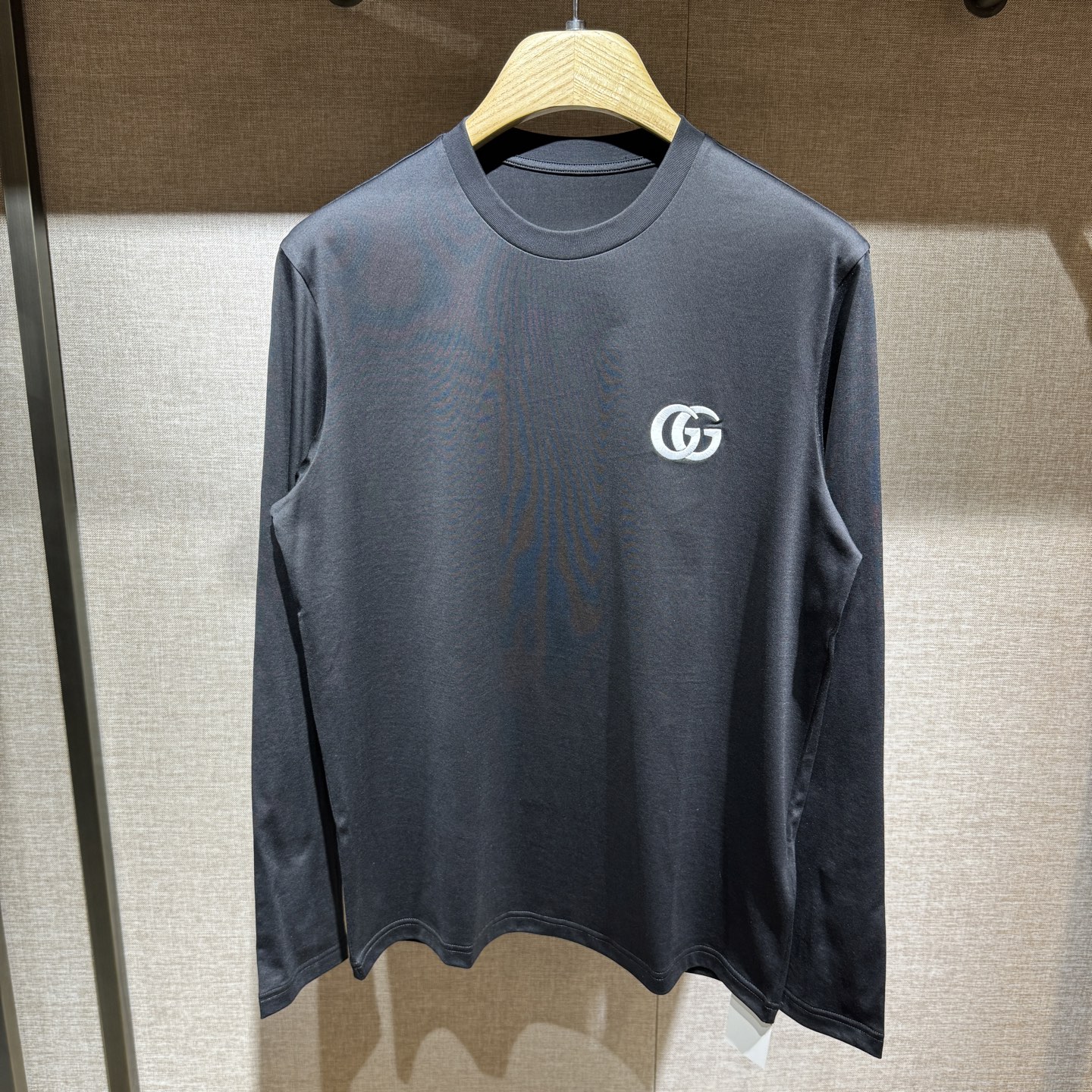 NO:509890,New, GG logo details full cotton long-sleeved T-shirt. The styled fabric has good texture and the fabric is comfortable and skin-friendly. Color: black, white. Size: S-M-L-XL-XXL., tees, t-shirt, alexander wang19860909上新,GG标识细节全棉长袖T恤.订织的面料质感好,面料舒适亲肤.颜色:黑,白色.尺码:S-M-L-XL-XXL.,,tees，t-shirt,alexander wang,Men's clothing