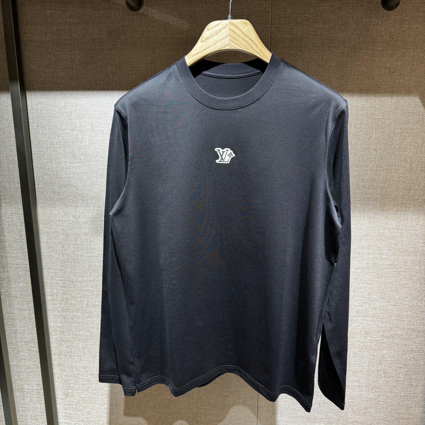 NO:509887,New, Lv logo details full cotton long-sleeved T-shirt. The tarted fabric has good texture and the fabric is comfortable and skin-friendly. Color: black, white. Size: S-M-L-XL-XXL.,,louis vuitton,tees, t-shirt,alexander wang19860909上新,Lv 标识细节全棉长袖T恤.订织的面料质感好,面料舒适亲肤.颜色:黑,白色.尺码:S-M-L-XL-XXL.,,louis vuitton,tees，t-shirt,alexander wang,Men's clothing