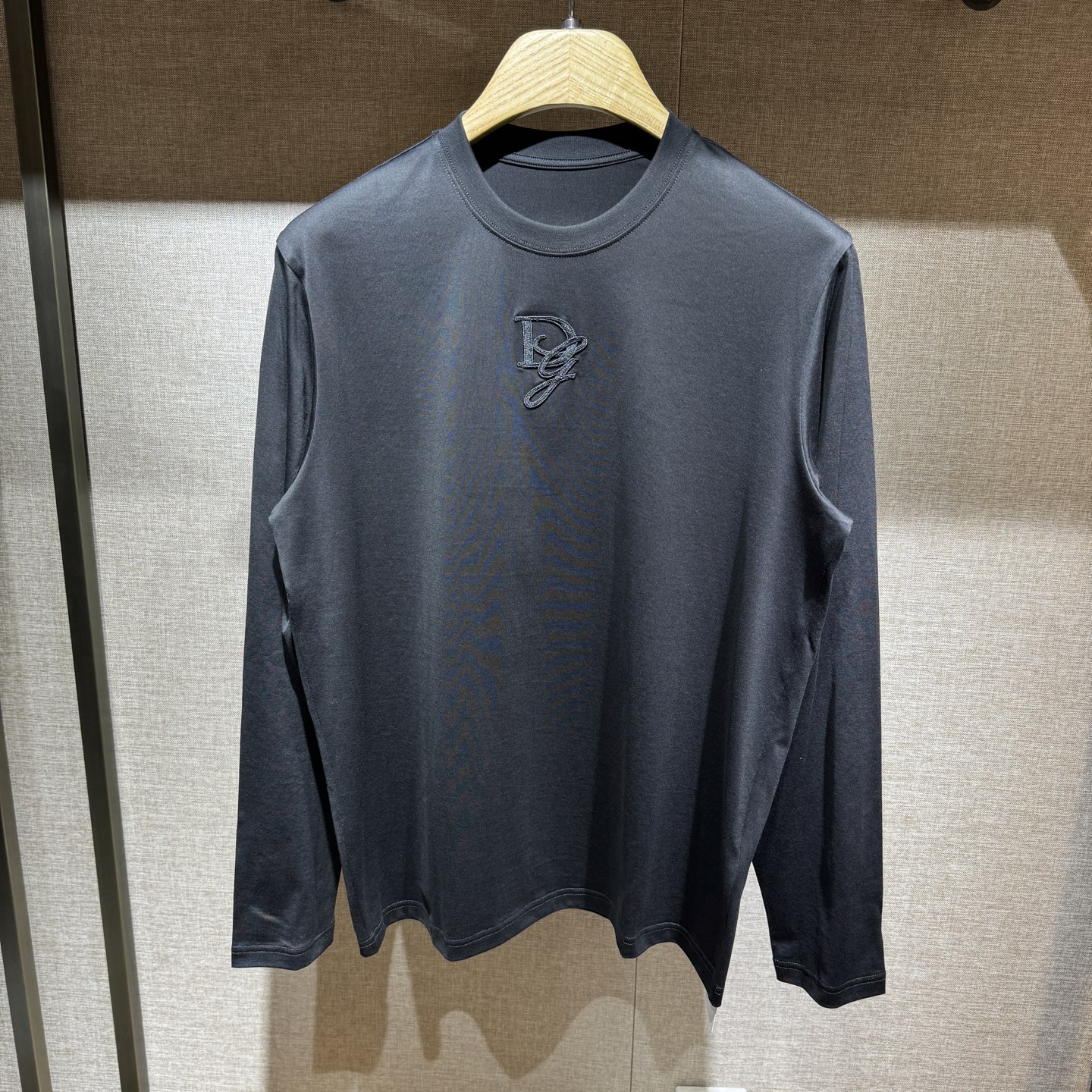 NO:515071,New, DG logo details cotton long-sleeved T-shirt. The styled fabric has good texture and the fabric is comfortable and skin-friendly. Color: black, white. Size: S-M-L-XL-XXL., tees, t-shirt, alexander wang19860909上新,DG 标识细节全棉长袖T恤.订织的面料质感好,面料舒适亲肤.颜色:黑,白色.尺码:S-M-L-XL-XXL.,,tees，t-shirt,alexander wang,Men's clothing