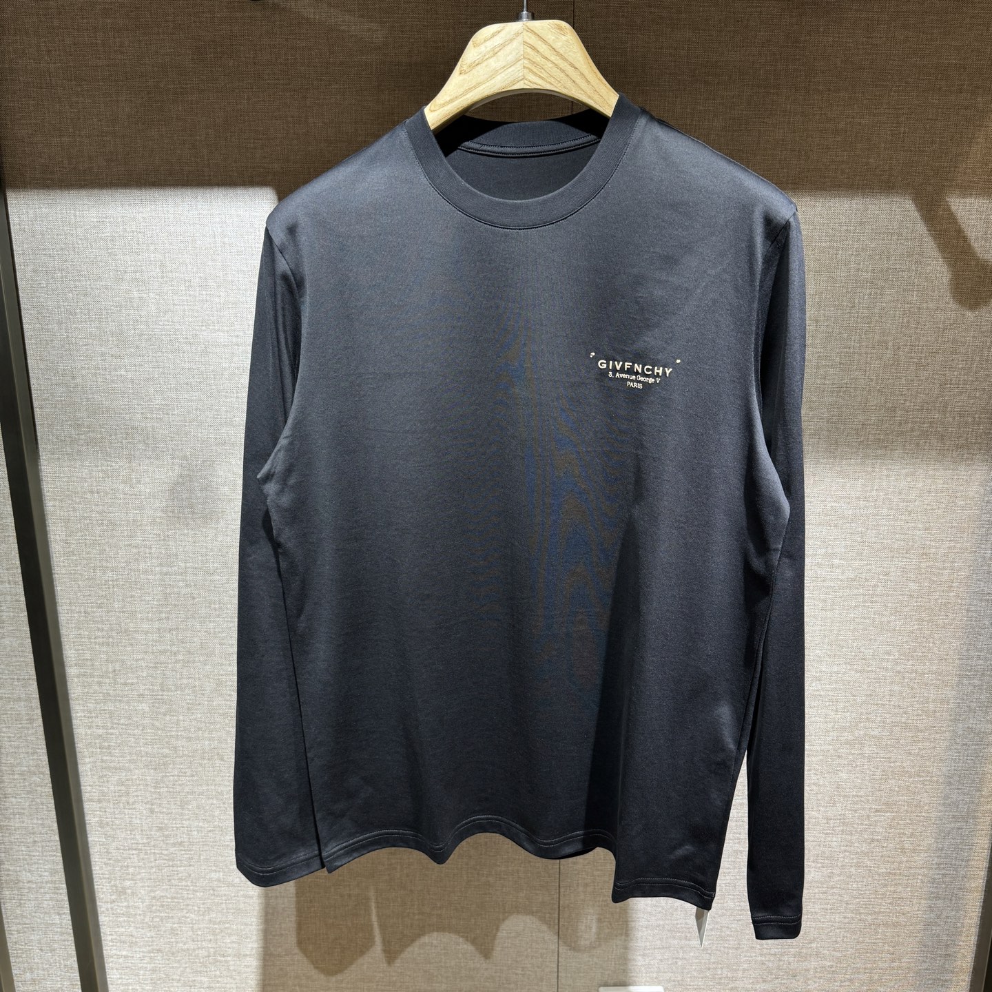 NO:515073,New, GV Jifanxi Logo details full cotton long-sleeved T-shirt. The woven fabric has good texture and the fabric is comfortable and skin-friendly. Color: black, white. Size: S-M-L-XL-XXL., tees, t-shirt, alexander wang19860909上新,GV己凡希 标识细节全棉长袖T恤.订织的面料质感好,面料舒适亲肤.颜色:黑,白色.尺码:S-M-L-XL-XXL.,,tees，t-shirt,alexander wang,Men's clothing