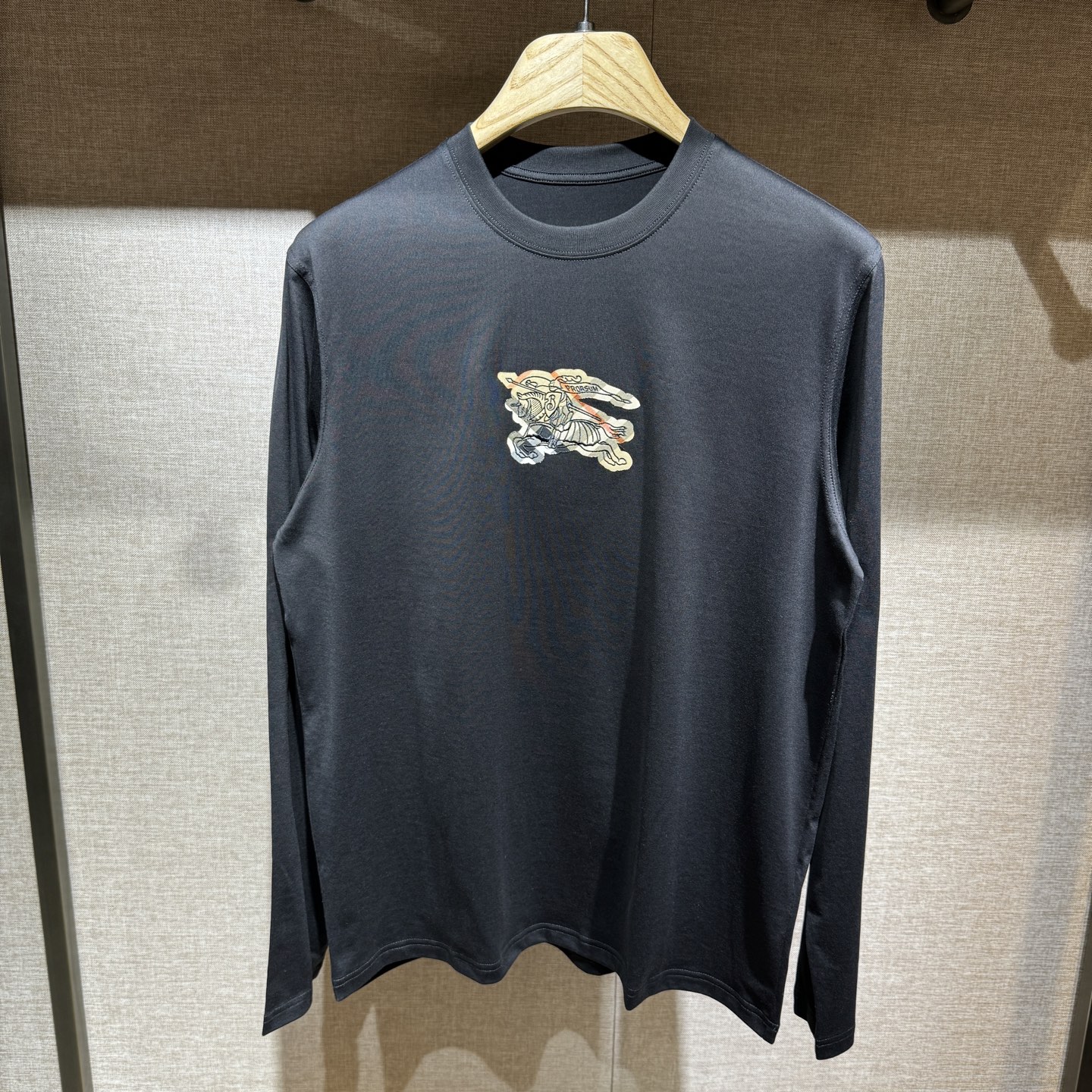 NO:515075,New, BBR logo details full cotton long-sleeved T-shirt. The styled fabric has good texture and the fabric is comfortable and skin-friendly. Color: black, white. Size: S-M-L-XL-XXL., tees, t-shirt, alexander wang19860909上新,BBR标识细节全棉长袖T恤.订织的面料质感好,面料舒适亲肤.颜色:黑,白色.尺码:S-M-L-XL-XXL.,,tees，t-shirt,alexander wang,Men's clothing