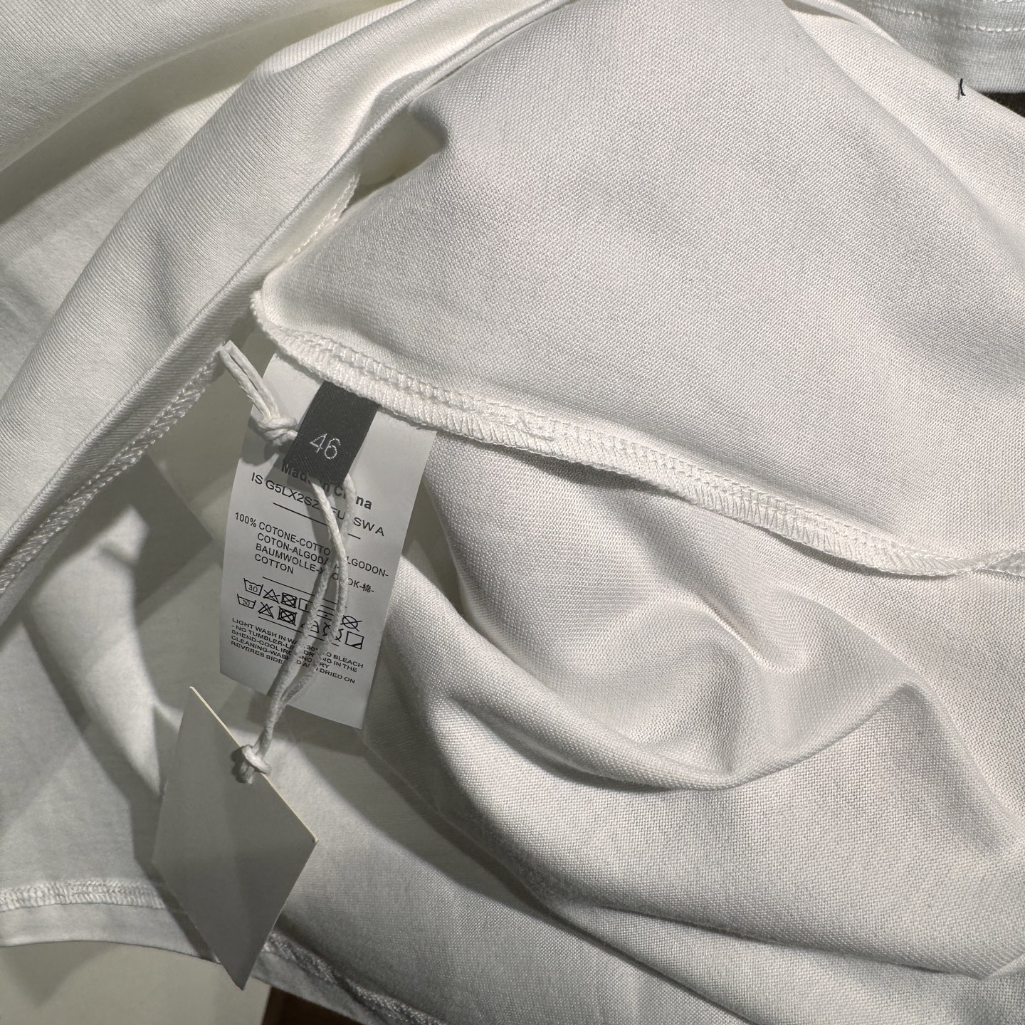 上新，宽松版型DG印花细节全棉T恤。厚款面料质感很好舒适亲肤。颜色:黑，白色。尺码:S-M-L-XL。