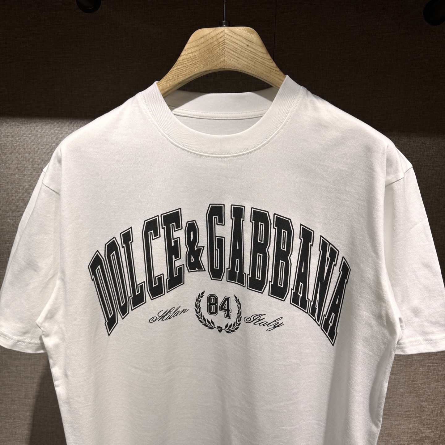 上新，宽松版型DG印花细节全棉T恤。厚款面料质感很好舒适亲肤。颜色:黑，白色。尺码:S-M-L-XL。