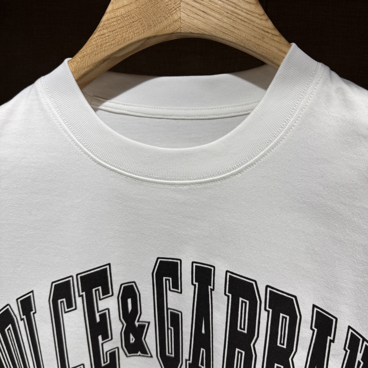 上新，宽松版型DG印花细节全棉T恤。厚款面料质感很好舒适亲肤。颜色:黑，白色。尺码:S-M-L-XL。