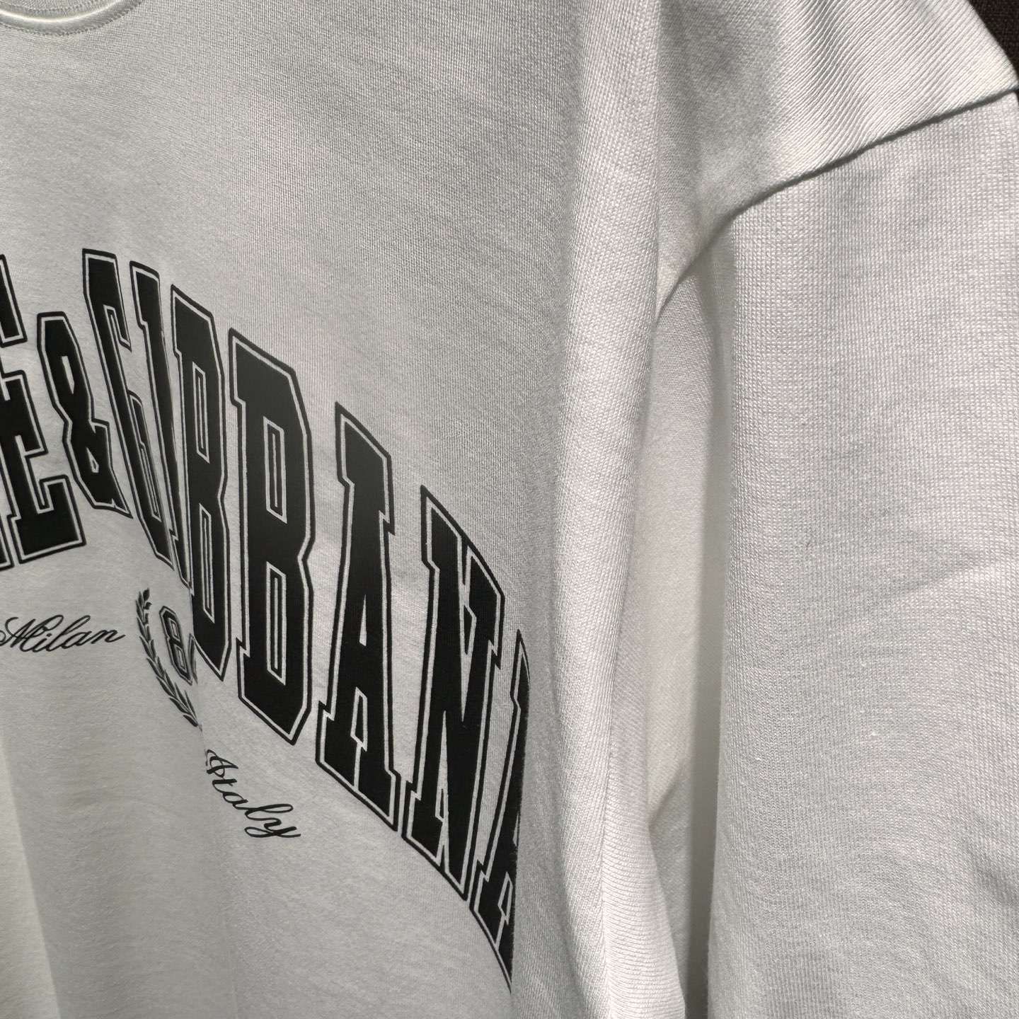 上新，宽松版型DG印花细节全棉T恤。厚款面料质感很好舒适亲肤。颜色:黑，白色。尺码:S-M-L-XL。