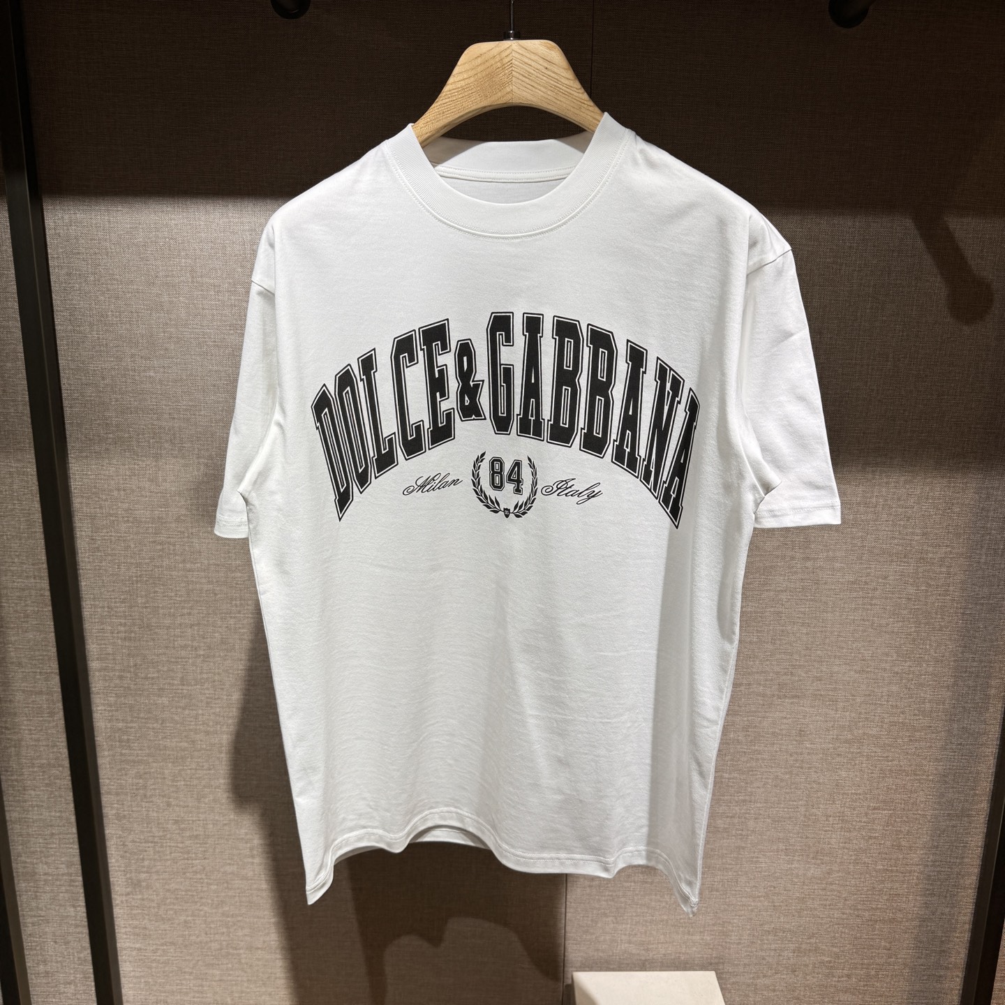 上新，宽松版型DG印花细节全棉T恤。厚款面料质感很好舒适亲肤。颜色:黑，白色。尺码:S-M-L-XL。