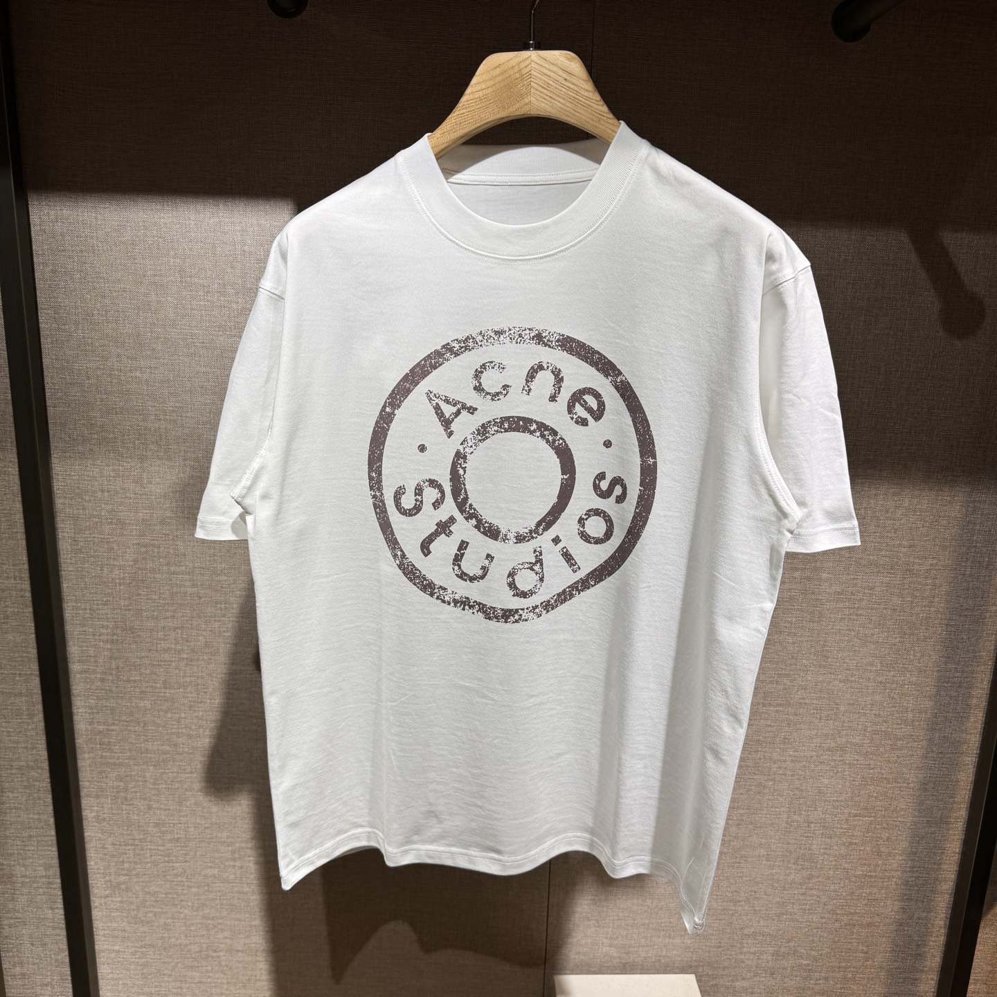 上新，宽松版型acne印花细节全棉T恤。厚款面料质感很好舒适亲肤。颜色:黑，白色。尺码:S-M-L-XL