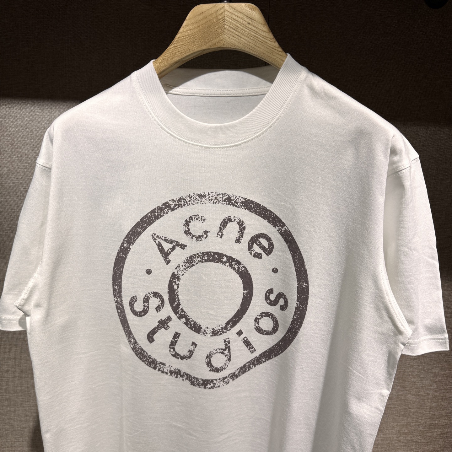 上新，宽松版型acne印花细节全棉T恤。厚款面料质感很好舒适亲肤。颜色:黑，白色。尺码:S-M-L-XL