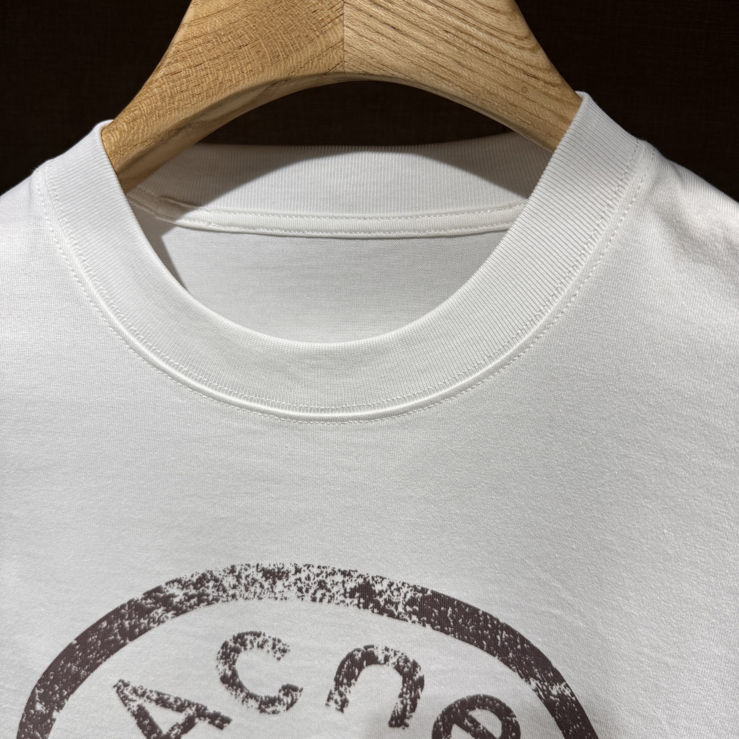 上新，宽松版型acne印花细节全棉T恤。厚款面料质感很好舒适亲肤。颜色:黑，白色。尺码:S-M-L-XL