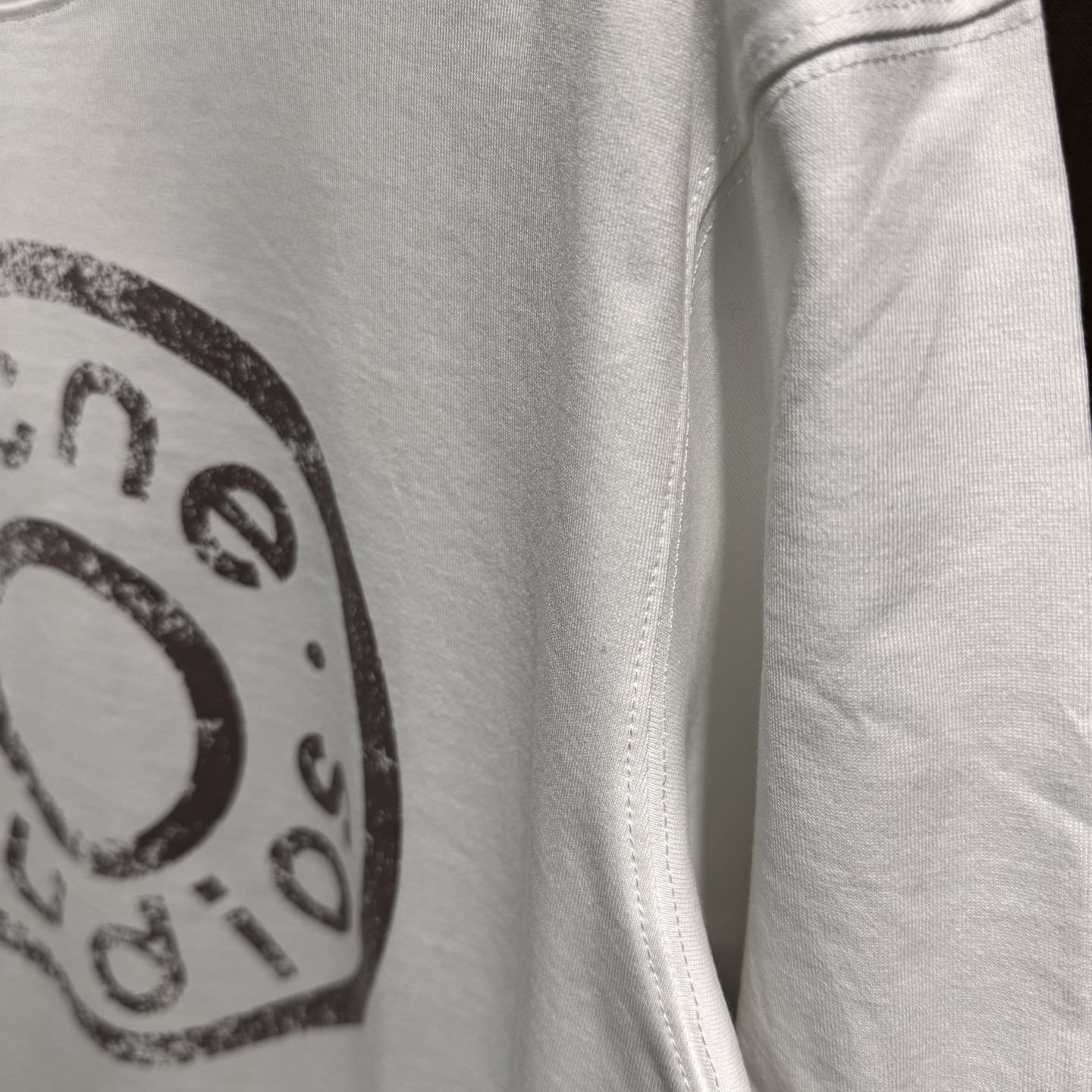 上新，宽松版型acne印花细节全棉T恤。厚款面料质感很好舒适亲肤。颜色:黑，白色。尺码:S-M-L-XL