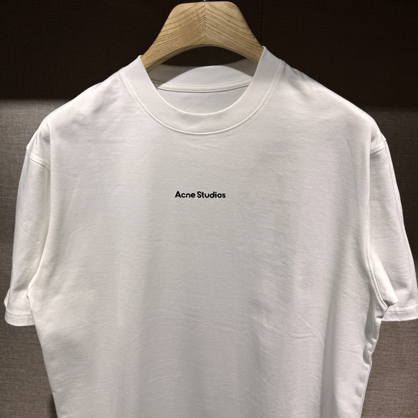 上新，宽松版型acne印花细节全棉T恤。厚款面料质感很好舒适亲肤。颜色:黑，白色。尺码:S-M-L-XL