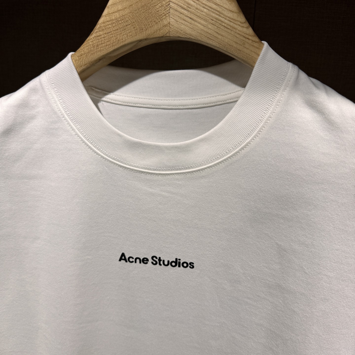 上新，宽松版型acne印花细节全棉T恤。厚款面料质感很好舒适亲肤。颜色:黑，白色。尺码:S-M-L-XL