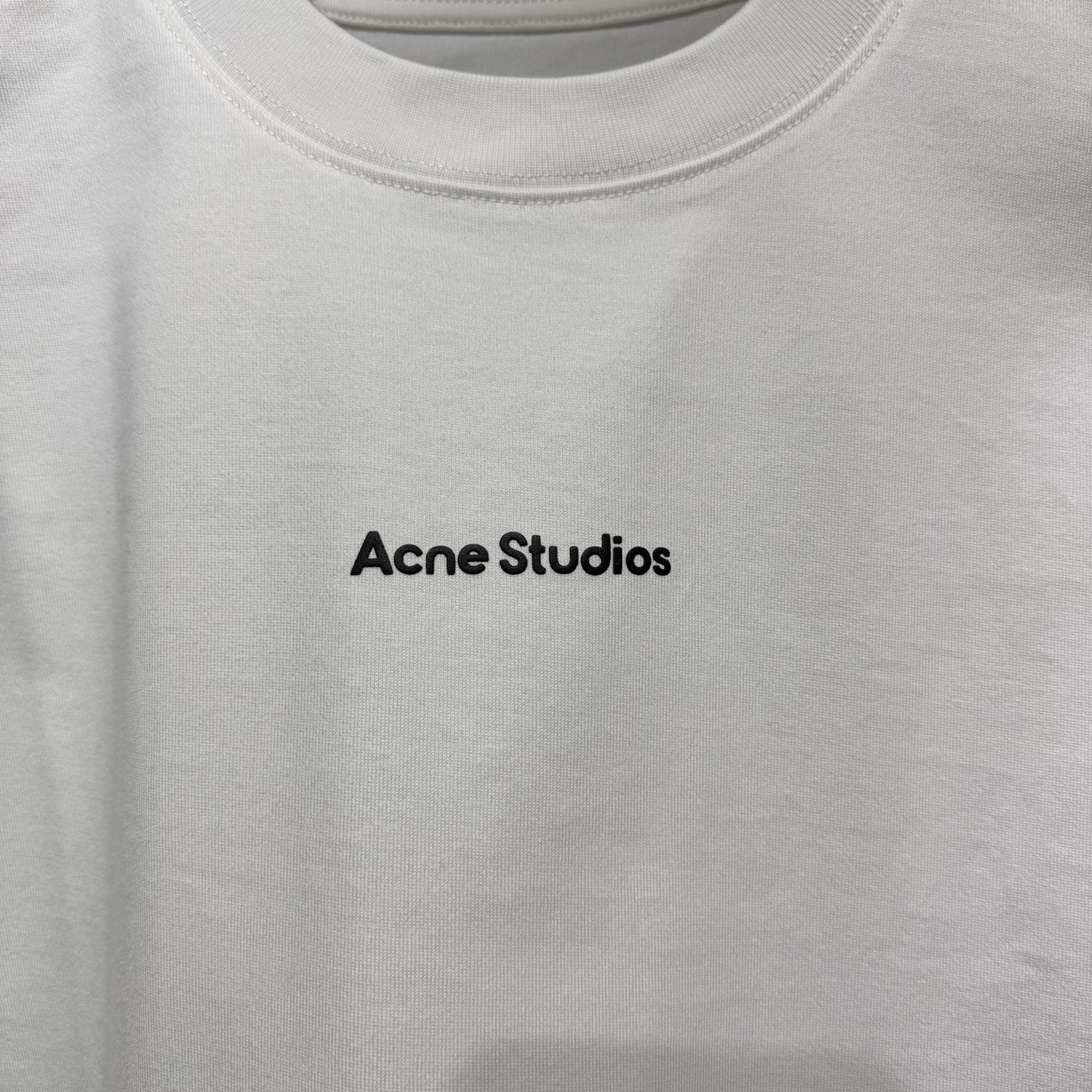 上新，宽松版型acne印花细节全棉T恤。厚款面料质感很好舒适亲肤。颜色:黑，白色。尺码:S-M-L-XL