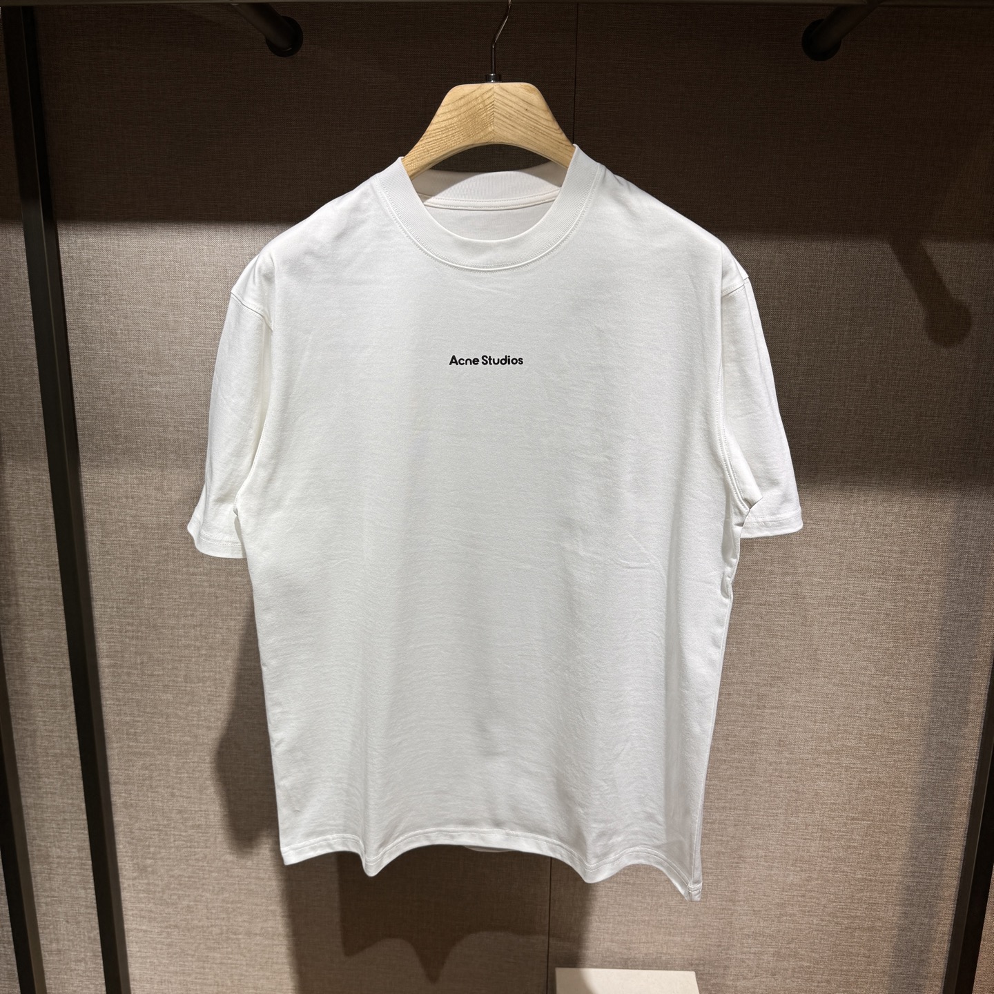 上新，宽松版型acne印花细节全棉T恤。厚款面料质感很好舒适亲肤。颜色:黑，白色。尺码:S-M-L-XL
