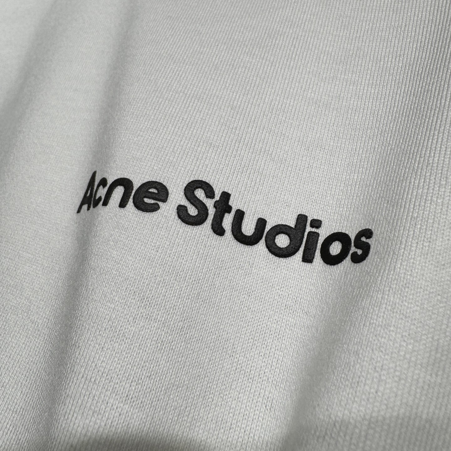 上新，宽松版型acne印花细节全棉T恤。厚款面料质感很好舒适亲肤。颜色:黑，白色。尺码:S-M-L-XL