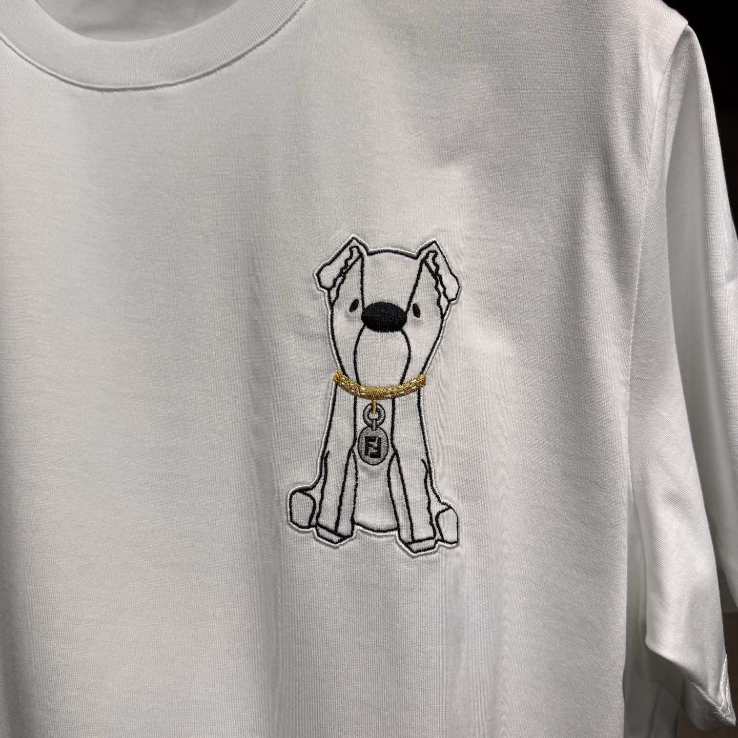 上新，FD小狗刺绣FF细节全棉T恤。面料质感很好舒适亲肤。颜色:黑，白色。尺码:S-M-L-XL-XXL