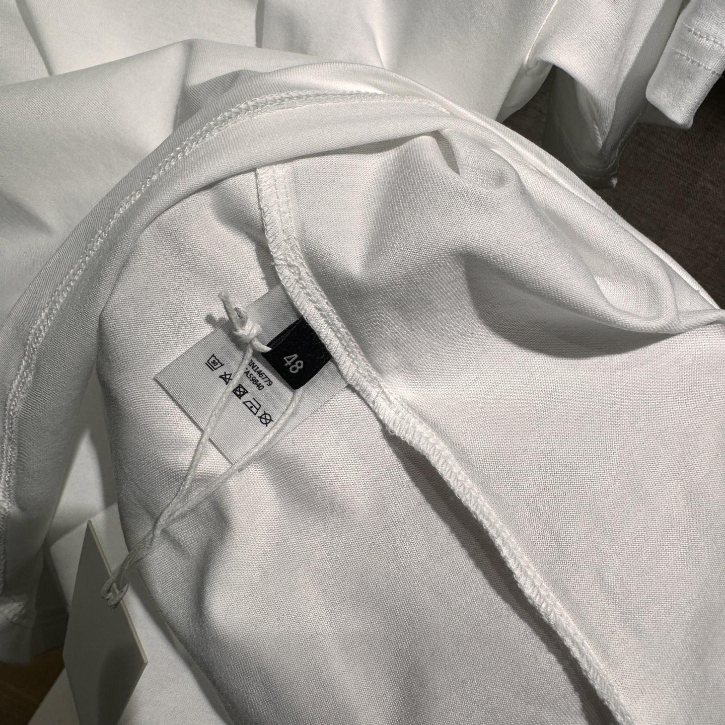 上新，FD小狗刺绣FF细节全棉T恤。面料质感很好舒适亲肤。颜色:黑，白色。尺码:S-M-L-XL-XXL