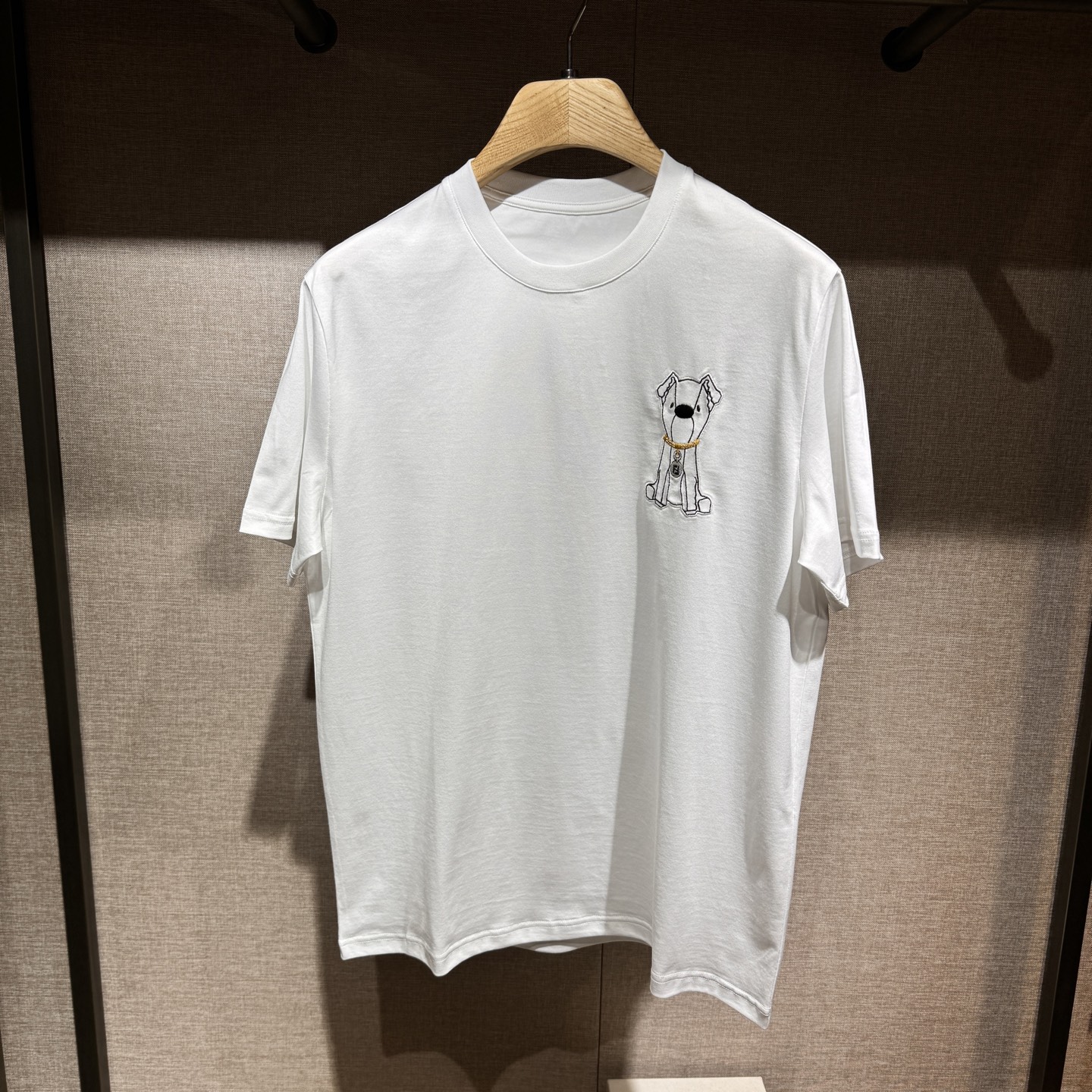 上新，FD小狗刺绣FF细节全棉T恤。面料质感很好舒适亲肤。颜色:黑，白色。尺码:S-M-L-XL-XXL