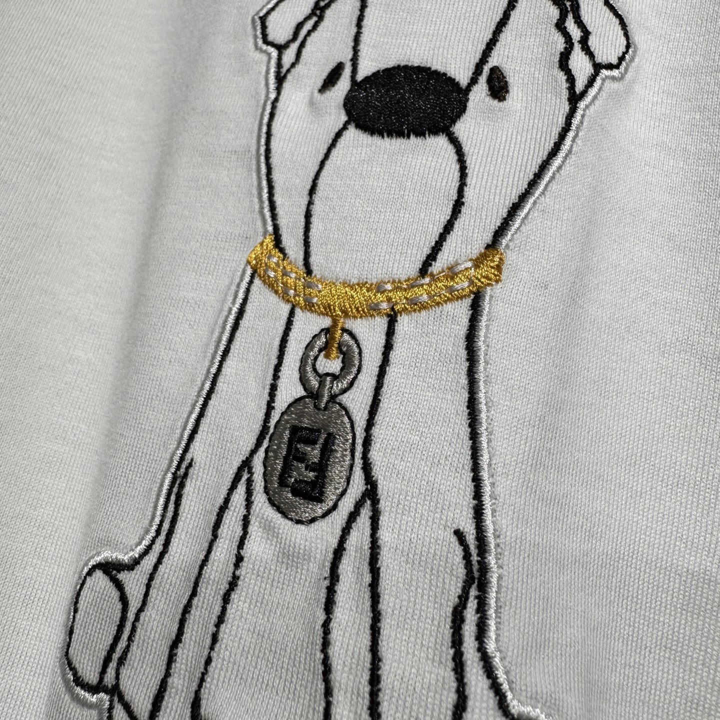 上新，FD小狗刺绣FF细节全棉T恤。面料质感很好舒适亲肤。颜色:黑，白色。尺码:S-M-L-XL-XXL