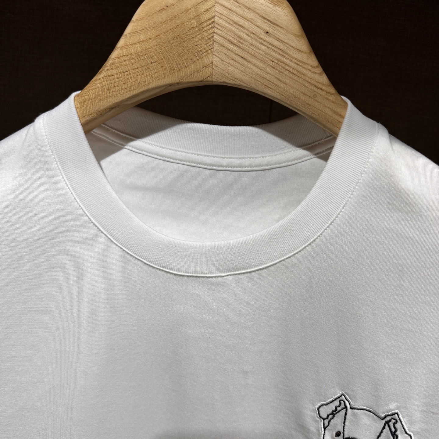 上新，FD小狗刺绣FF细节全棉T恤。面料质感很好舒适亲肤。颜色:黑，白色。尺码:S-M-L-XL-XXL