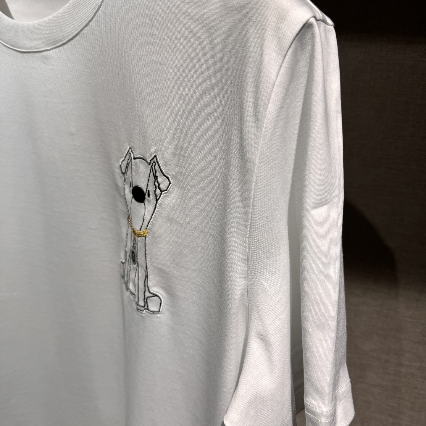 上新，FD小狗刺绣FF细节全棉T恤。面料质感很好舒适亲肤。颜色:黑，白色。尺码:S-M-L-XL-XXL