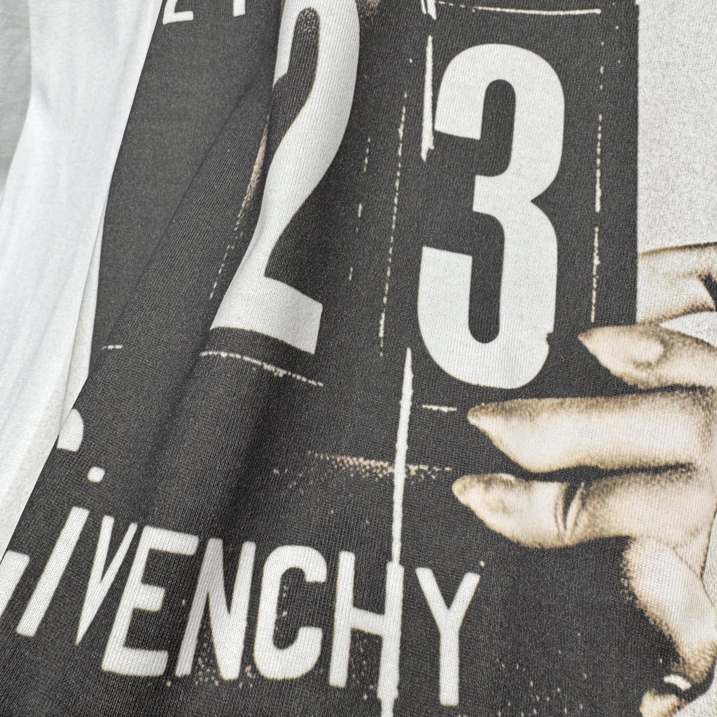 上新，GV己凡希印花细节全棉T恤。面料质感很好舒适亲肤。颜色:黑，白色。尺码:S-M-L-XL-XXL。