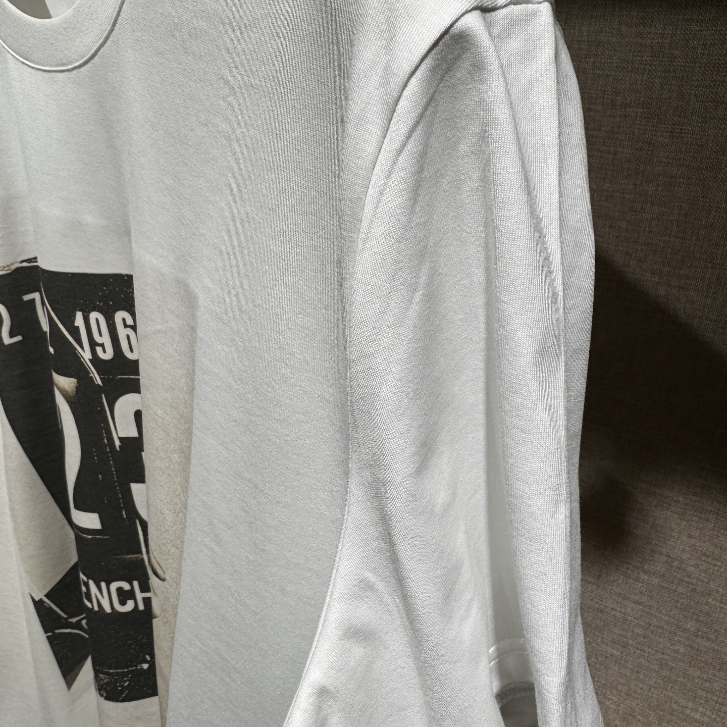 上新，GV己凡希印花细节全棉T恤。面料质感很好舒适亲肤。颜色:黑，白色。尺码:S-M-L-XL-XXL。