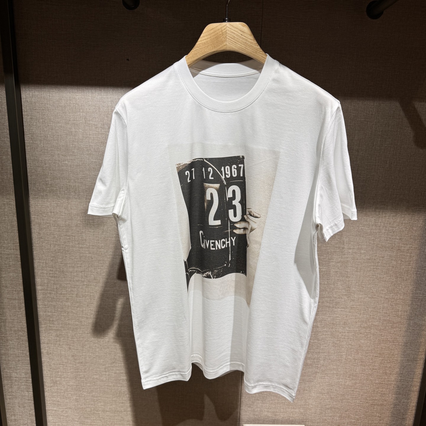 上新，GV己凡希印花细节全棉T恤。面料质感很好舒适亲肤。颜色:黑，白色。尺码:S-M-L-XL-XXL。