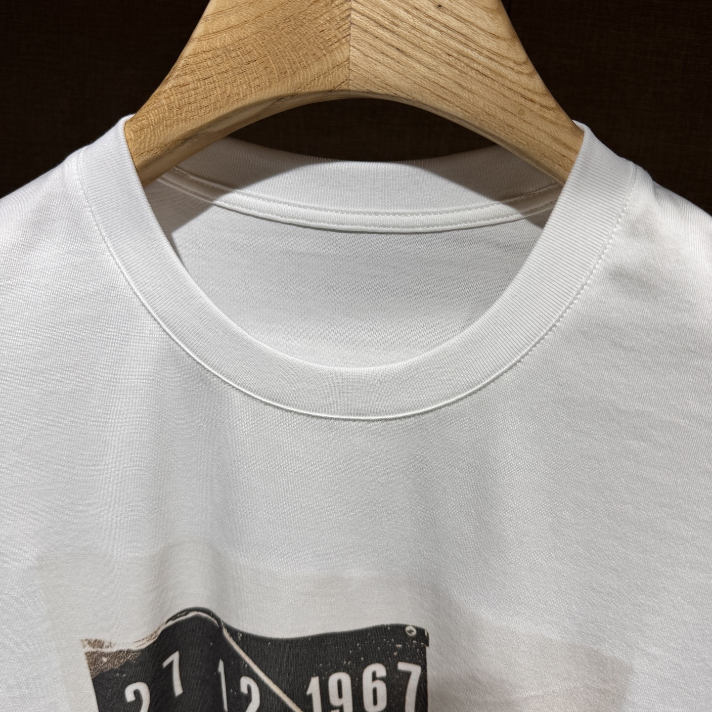 上新，GV己凡希印花细节全棉T恤。面料质感很好舒适亲肤。颜色:黑，白色。尺码:S-M-L-XL-XXL。