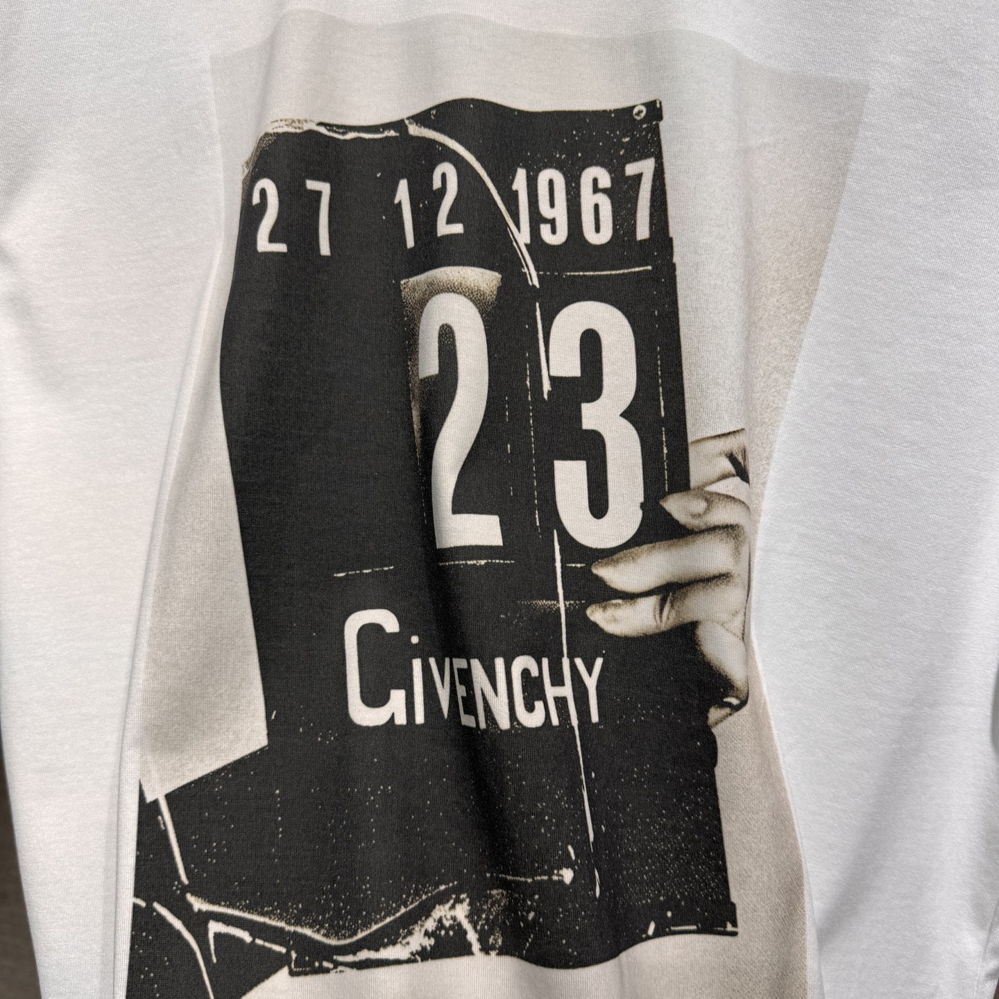上新，GV己凡希印花细节全棉T恤。面料质感很好舒适亲肤。颜色:黑，白色。尺码:S-M-L-XL-XXL。