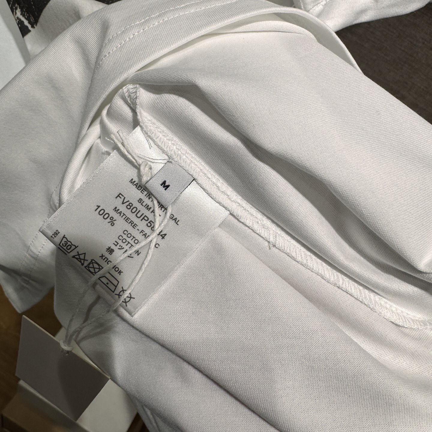 上新，GV己凡希印花细节全棉T恤。面料质感很好舒适亲肤。颜色:黑，白色。尺码:S-M-L-XL-XXL。