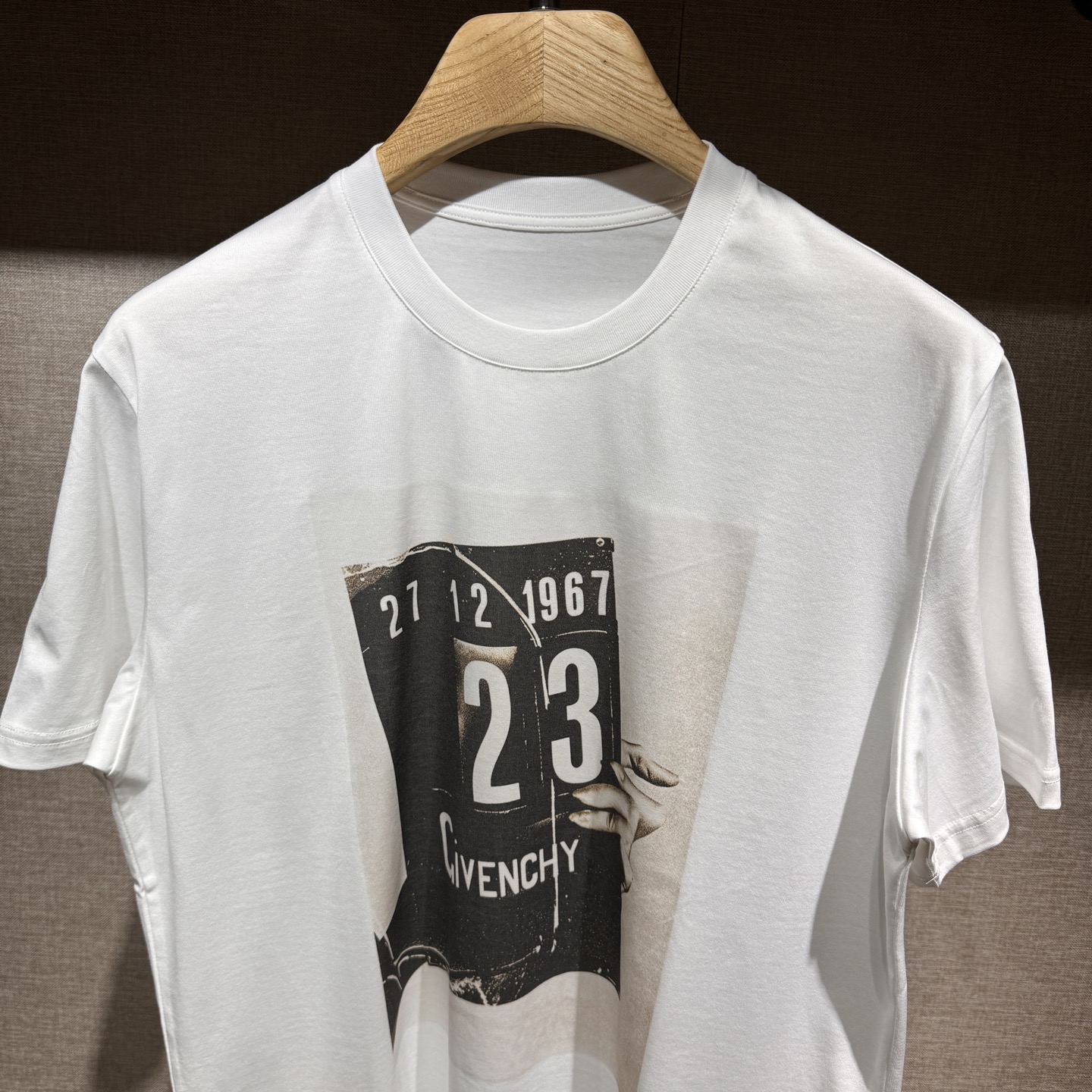 上新，GV己凡希印花细节全棉T恤。面料质感很好舒适亲肤。颜色:黑，白色。尺码:S-M-L-XL-XXL。