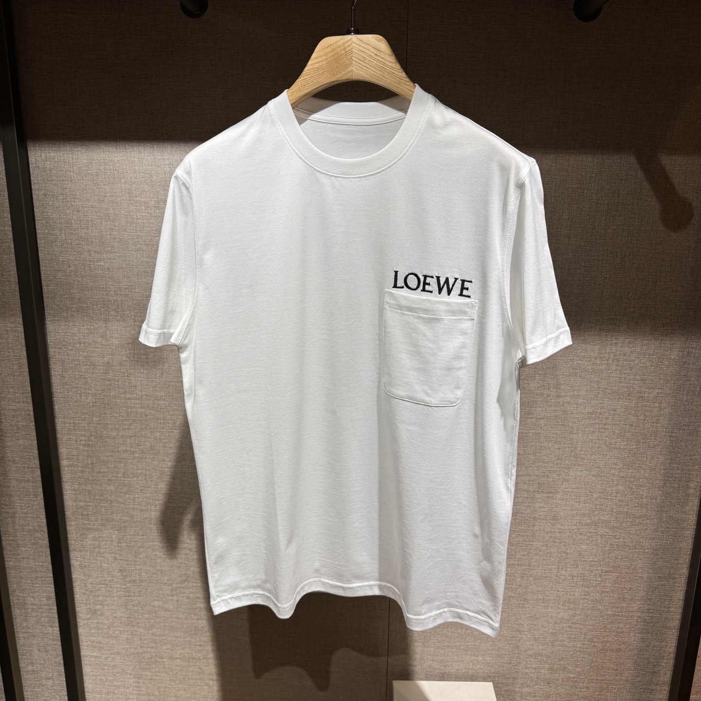 上新，L#ewe口袋刺绣细节全棉T恤。面料质感很好舒适亲肤。颜色:黑，白色。尺码:S-M-L-XL-XX