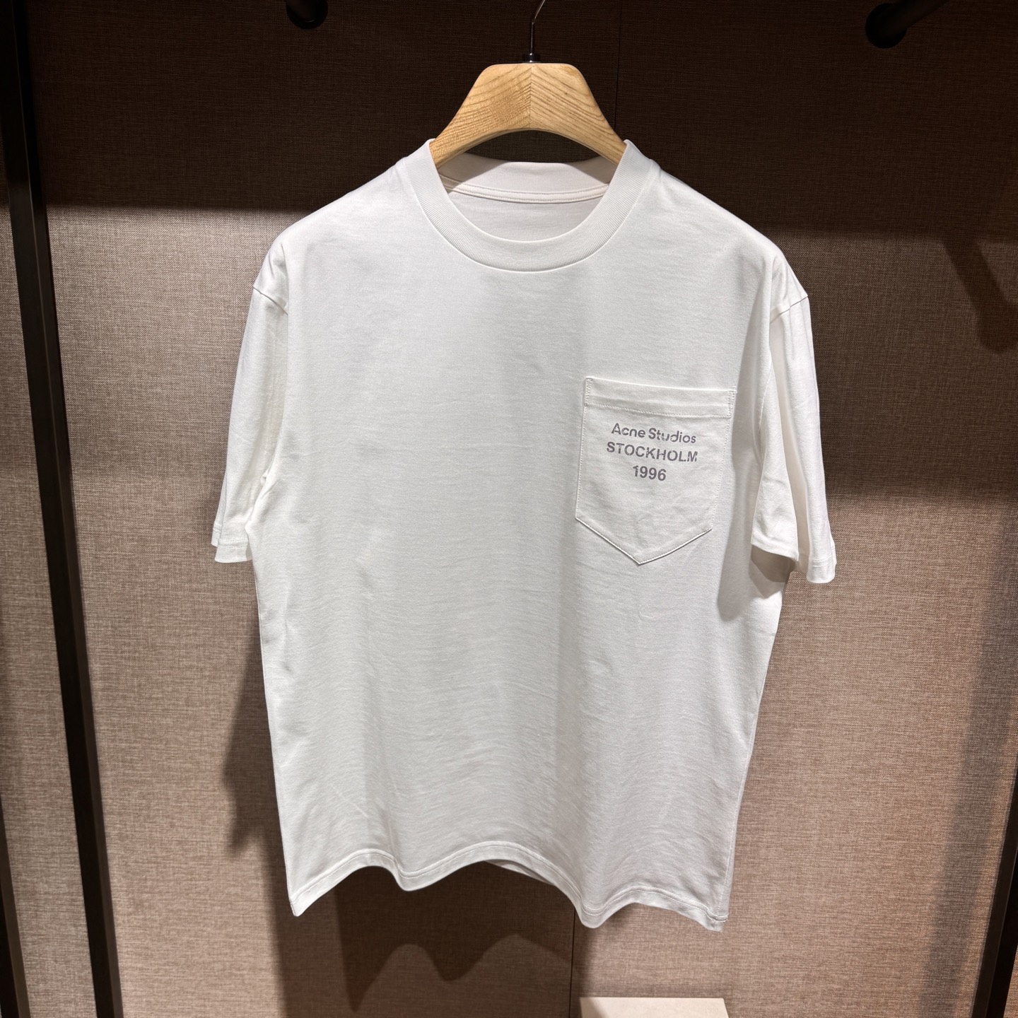上新，宽松版型acne印花细节全棉T恤。厚款面料质感很好舒适亲肤。颜色:黑，白色。尺码:S-M-L-XL