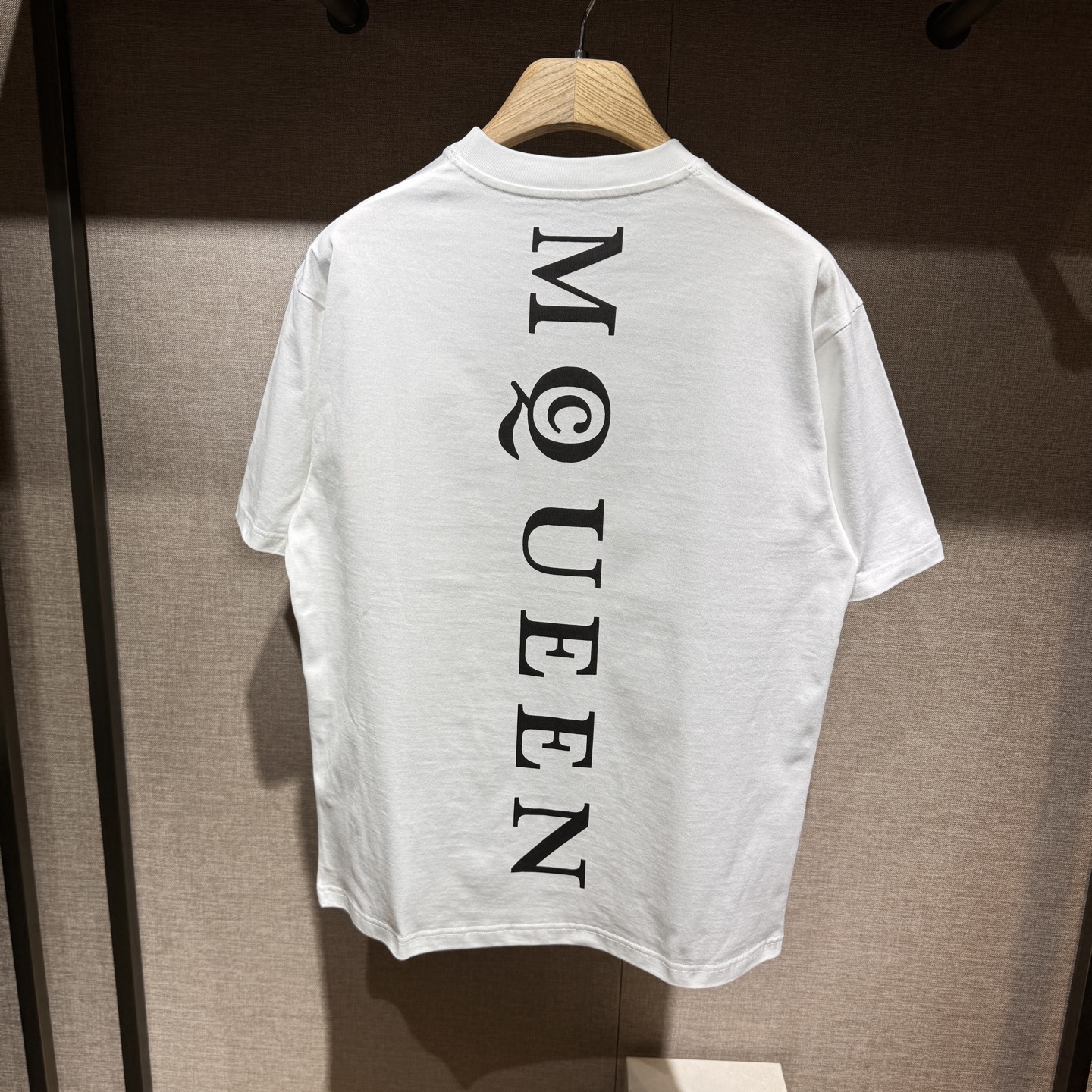 上新，宽松版型MCQ印花细节全棉T恤。厚款面料质感很好舒适亲肤。颜色:黑，白色。尺码:S-M-L-XL。