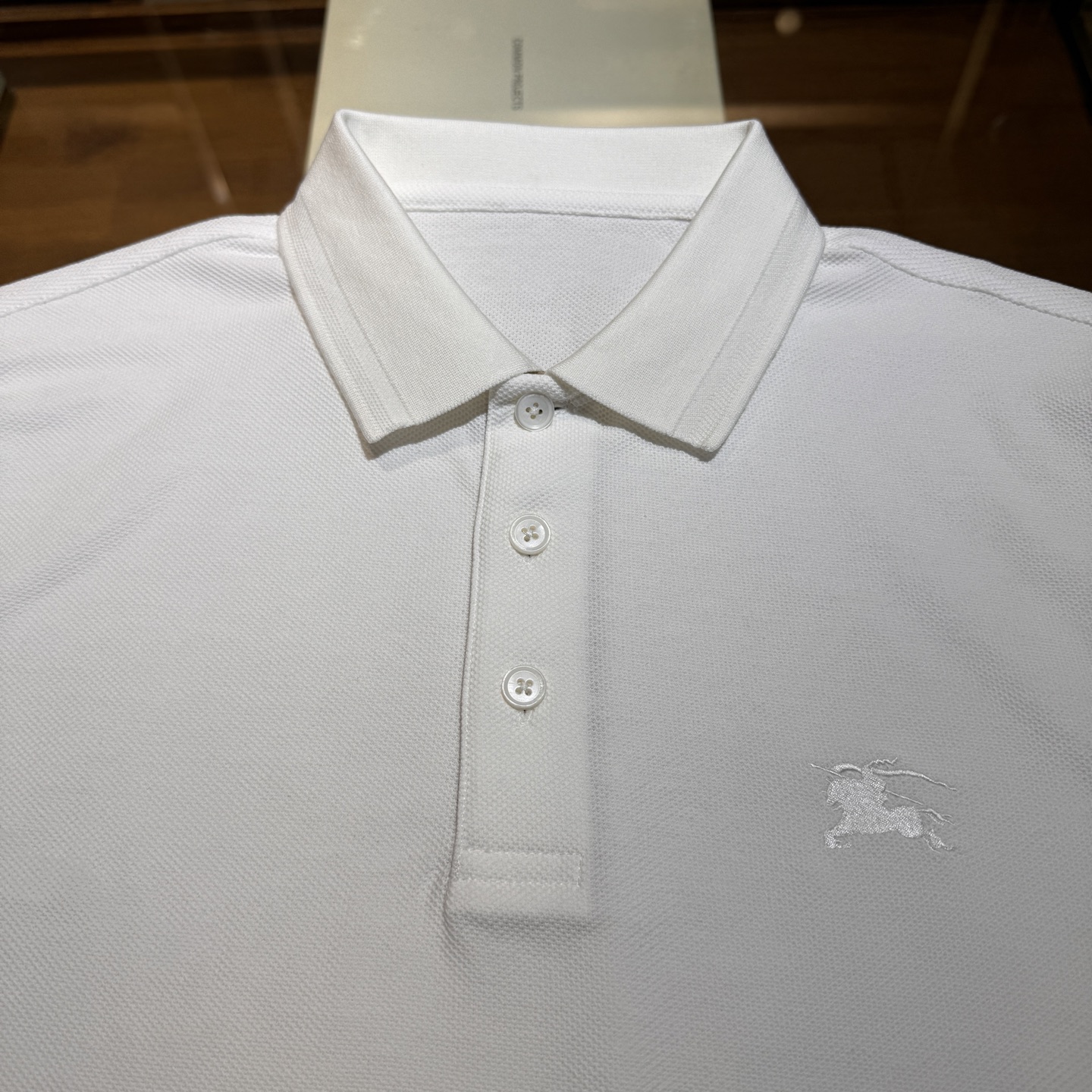 上新，BBR珠地面料翻领Polo衫。面料质感很好舒适亲肤。颜色:黑，白色。尺码:S-M-L-XL-XXL