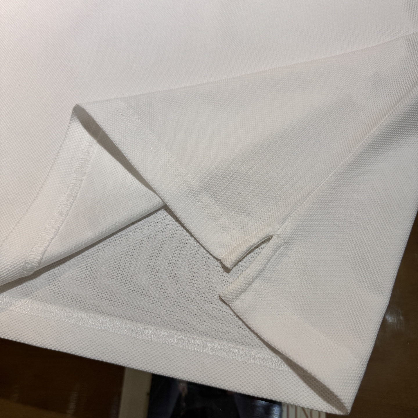 上新，BBR珠地面料翻领Polo衫。面料质感很好舒适亲肤。颜色:黑，白色。尺码:S-M-L-XL-XXL