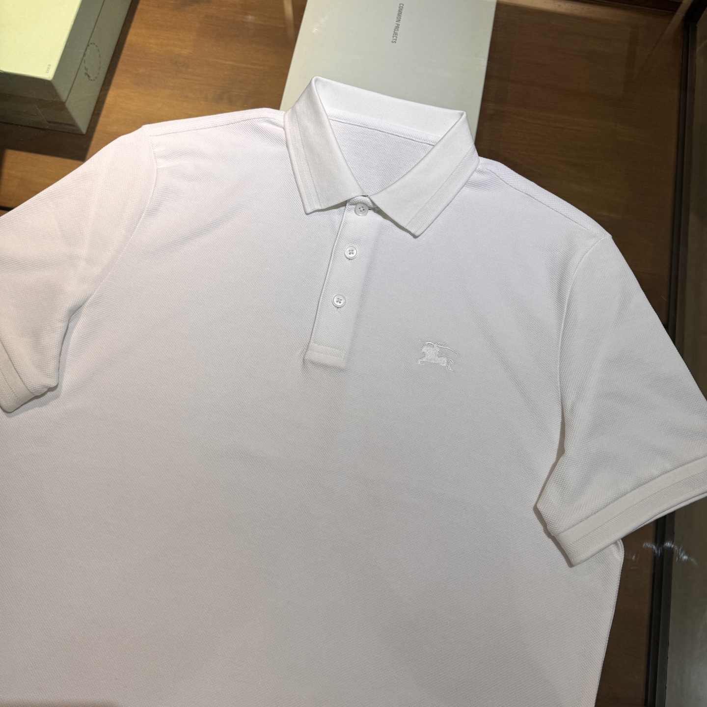 上新，BBR珠地面料翻领Polo衫。面料质感很好舒适亲肤。颜色:黑，白色。尺码:S-M-L-XL-XXL