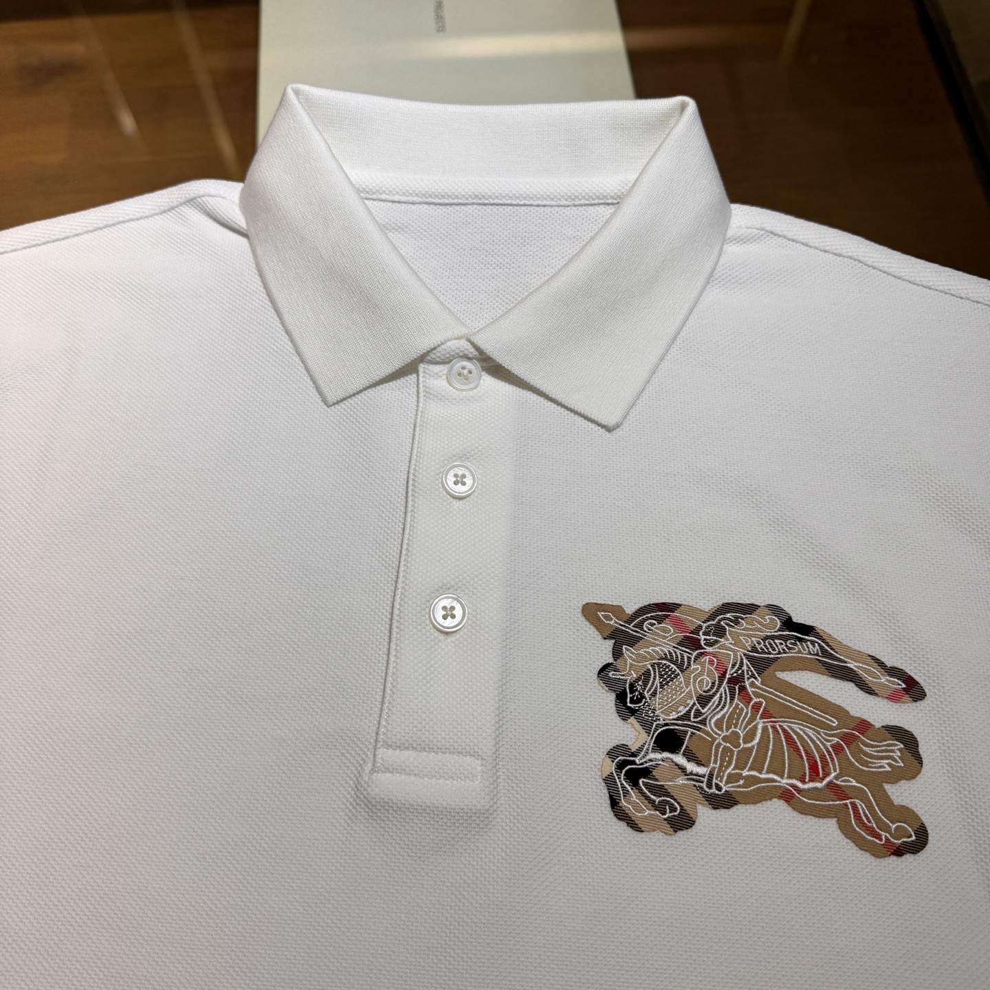 上新，BBR珠地面料翻领Polo衫。面料质感很好舒适亲肤。颜色:黑，白色。尺码:S-M-L-XL-XXL