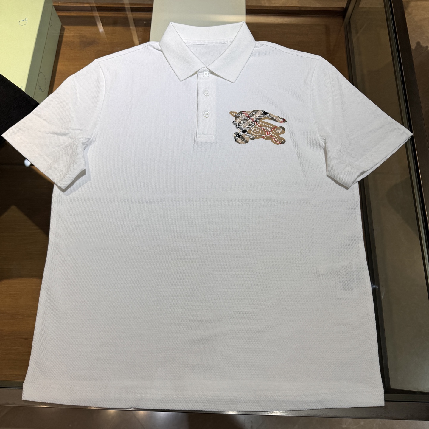 上新，BBR珠地面料翻领Polo衫。面料质感很好舒适亲肤。颜色:黑，白色。尺码:S-M-L-XL-XXL